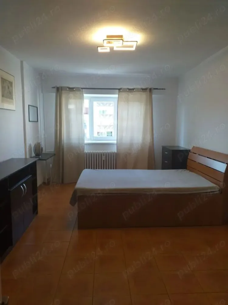 Mihai Bravu. De inchiriat apartament cu 2 camere, 450 Euro luna. - Apartamentul este decomandat, in zona Mihai Bravu intersectie cu Vatra Luminoasa si Matei Voievod. Apartamentul se afla intr-un bloc reabilitat recent, este luminous si foarte spatios. Suprafata utila este de 63 mp., etajul 7 din 8, bloc construit dupa 1985, dupa noile normative antiseismice, foarte solid si sigur. Apartamentul este decomandat, cele 2 camere sunt amenajate pentru dormitoare. Bucataria este utilata cu frigider si aragaz, avertizor de gaze la bucatarie si repartitoare de caldura in toate camerele, apometre la baie si bucatarie si masina de spalat rufe. Totul este functional. Pentru confort si pastrarea curateniei pardoselile sunt cu gresie, peretii in baie cu faianta si in bucatarie partial cu faianta, corpuri de iluminat noi, moderne cu led. Cabluri internet si tv trase pe pozitie si se pot deschide la inchiriere. Balcon inchis, ferestre din PVC cu geam tip termopan. Suntem deschisi si acceptam propunerile si recomandarile potentialilor chiriasi, de asemenea pretul chiriei este usor negociabil. Apartamentul este disponibil imediat. Sunati proprietarul la tel sau pe WhatsApp la +972506216303