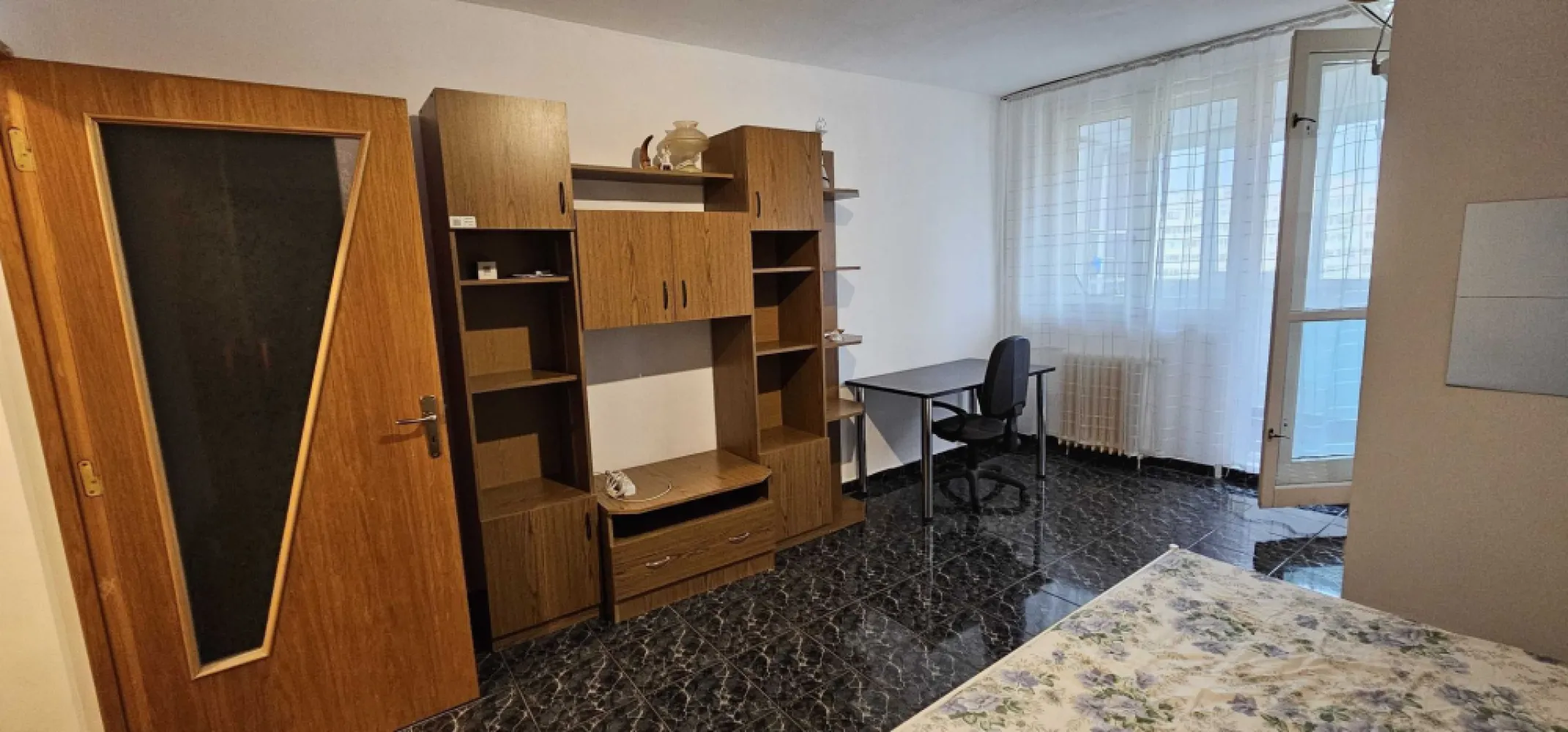 Garsoniera de inchiriat et 8/10 - zona Piata Iancului - Garsoniera de inchiriat et 8/10 - zona Piata Iancului Garsoniera are 28.3 mp si este situata la etajul 8 din 10, intr-o zona linistita (str. Elev Stefanescu nr. 13), cu acces facil spre Piata Iancului, Piata Obor, Sos. Pantelimon, Blvd. Ferdinand, Veranda Mall. Distanta fata de: - Piata Iancului (Metrou, Tramvai, Autobuz): ~ 10 minute de mers pe jos - Blvd Ferdinand: ~ 10 minute de mers pe jos - Piata Obor, Veranda Mall ~ 15 minute de mers pe jos Imobil: - Blocul dispune de lift si Interfon Utilităţi: - Curent, Apa, Canalizare, Gaz, CATV (Fibra optica Digi) - Sistem incalzire: Termoficare, Calorifere - Climatizare: Aer conditionat Finisaje - Ferestre cu geam termopan: PVC - Balcon inchis cu geam termopan: PVC + plasa anti-insecte - Usa intrare: Metal - Podele: Gresie Dotări: - Bucatarie: Mobilata, Utilata - Contorizare: Apometre - Mobila: Pat 160 x 200 cm, Dulap, Masa cu scaun birou, Cuier - Electrocasnice: Masina de spalat rufe, Frigider, Aragaz, Aer Conditionat - Siguranta: Detector de gaz Conditii de inchiriere: - Chiria in avans pentru luna in curs - Garantie: 1 luna Pentru detalii suplimentare ma puteti contacta la 07******04