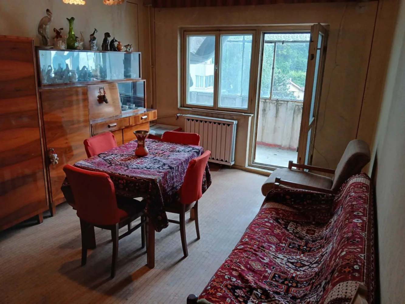 BRASADAS vinde Ap 2 cam 49mp et 4/4 Plopilor - Cluj - BRASADAS vinde apartament cu 2 camere pe strada Plopilor Nr 69. Apartamentul este situat la etajul 4 din 4. Se afla aproape de mijloace de transport in comun. Parcare publica in fata blocului. Pretul este NEGOCIABIL. Apartamentul dispune de o suprafata utila de 49mp plus 2 balcoane astfel ajungand in total la o suprafata de 57 mp. Apartamentul este decomandat iar compartimentarea este astfel: Camera Mare: 17.82 mp Camera Mica: 11.63 mp Bucatarie: 10 mp Baie: 3.92 mp Hol: 5.17 mp Balcon camera mare: 4.53 mp Balcon camera mica: 4.45 mp Apartamentul necesita renovare. Acoperisul si blocul au fost izolat recent. Pentru mai multe informatii sau programarea unei vizionari nu ezitati sa ne contactati.