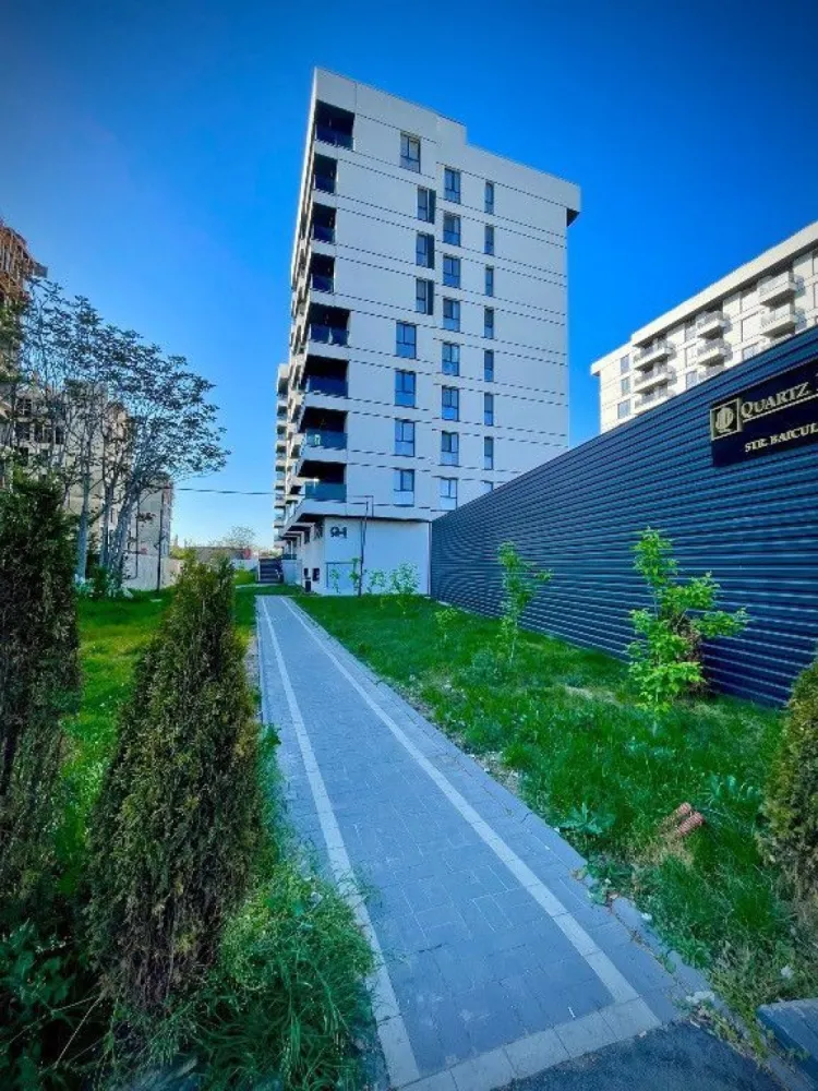 Apartament 3 camere cu terasa si loc de parcare zona Garii Obor - Apartament modern cu 3 camere de vanzare in zona Garii Obor - Baicului, confort, stil și spațiu într-un bloc nou. Apartamentul se vinde complet mobilat si utilat, are o suprafata utila de 75 mp, terasa are o suprafata de 8 mp, apartamentul se vinde cu un loc de parcare exterior, exista posibilitatea sa fie vandut fara loc de parcare sau mobila , pretul este de 199000 euro negociabil si suntem deschisi la oferte in functie de cum doriti sa-l achizitionati, disponibilitate imediata. #Caracteristici cheie: - Spațiu generos - Bloc nou - Design open-space. #Avantaje suplimentare: -Centrala proprie. - Loc de parcare - Incalzire în pardoseala. - Spațiu verde exterior - Loc de joacă în complex #Localizare și beneficii: - Localizare excelentă : Aproape de magazine, școli, transport public - statia de autobuz este situatia fix in fata complexului . - Finisaje premium - Ideal pentru familie. Pentru mai multe detalii, video sau vizionari nu ezitati sa ne contactati la 0787716770.