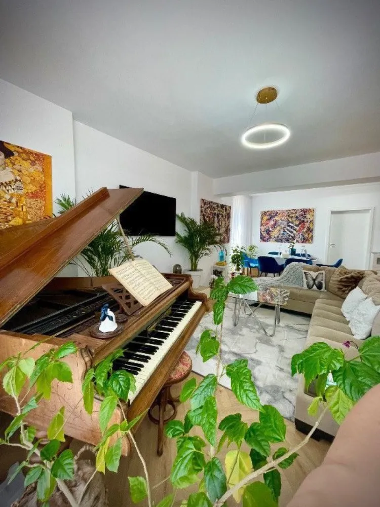 Apartament 3 camere cu terasa si loc de parcare zona Garii Obor - Apartament modern cu 3 camere de vanzare in zona Garii Obor - Baicului, confort, stil și spațiu într-un bloc nou. Apartamentul se vinde complet mobilat si utilat, are o suprafata utila de 75 mp, terasa are o suprafata de 8 mp, apartamentul se vinde cu un loc de parcare exterior, exista posibilitatea sa fie vandut fara loc de parcare sau mobila , pretul este de 199000 euro negociabil si suntem deschisi la oferte in functie de cum doriti sa-l achizitionati, disponibilitate imediata. #Caracteristici cheie: - Spațiu generos - Bloc nou - Design open-space. #Avantaje suplimentare: -Centrala proprie. - Loc de parcare - Incalzire în pardoseala. - Spațiu verde exterior - Loc de joacă în complex #Localizare și beneficii: - Localizare excelentă : Aproape de magazine, școli, transport public - statia de autobuz este situatia fix in fata complexului . - Finisaje premium - Ideal pentru familie. Pentru mai multe detalii, video sau vizionari nu ezitati sa ne contactati la 0787716770.