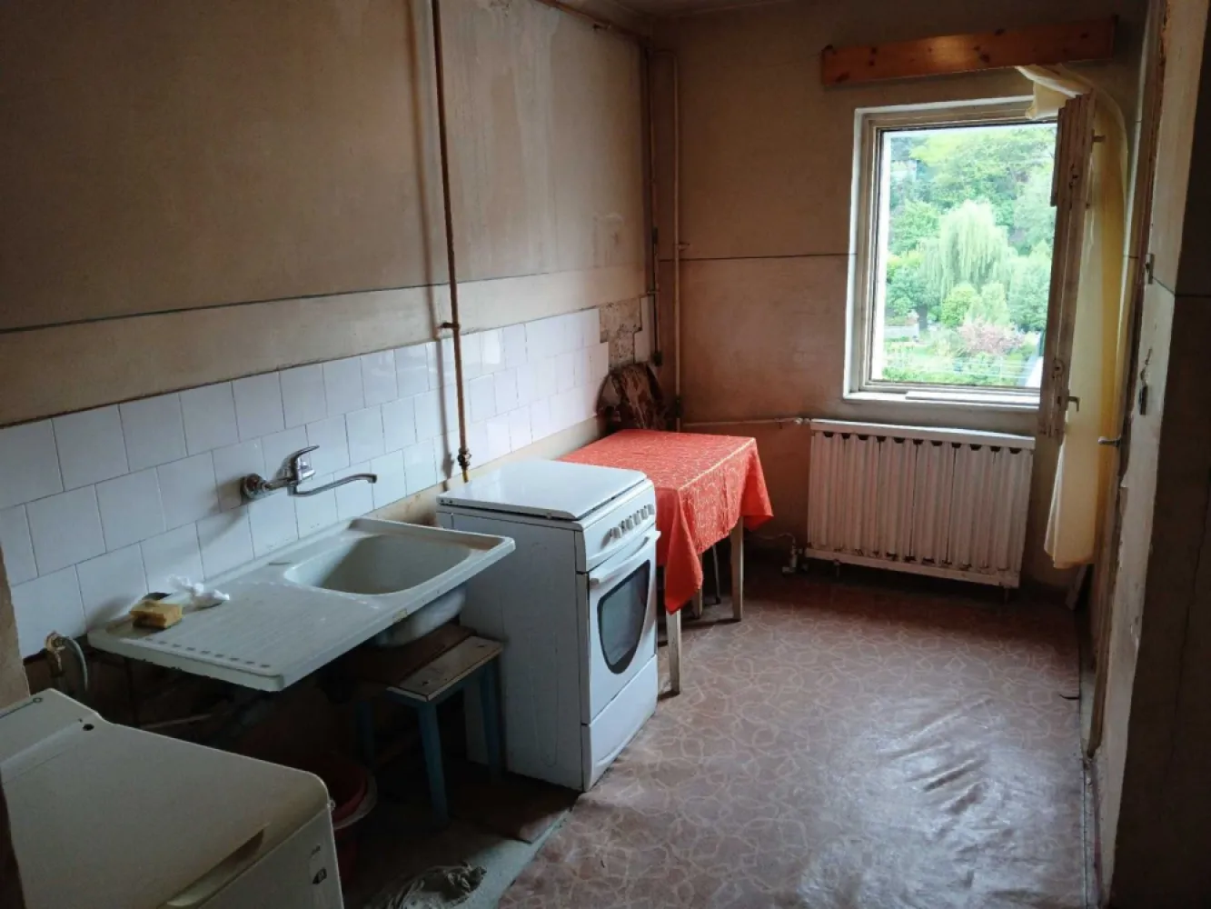 BRASADAS vinde Ap 2 cam 49mp et 4/4 Plopilor - Cluj - BRASADAS vinde apartament cu 2 camere pe strada Plopilor Nr 69. Apartamentul este situat la etajul 4 din 4. Se afla aproape de mijloace de transport in comun. Parcare publica in fata blocului. Pretul este NEGOCIABIL. Apartamentul dispune de o suprafata utila de 49mp plus 2 balcoane astfel ajungand in total la o suprafata de 57 mp. Apartamentul este decomandat iar compartimentarea este astfel: Camera Mare: 17.82 mp Camera Mica: 11.63 mp Bucatarie: 10 mp Baie: 3.92 mp Hol: 5.17 mp Balcon camera mare: 4.53 mp Balcon camera mica: 4.45 mp Apartamentul necesita renovare. Acoperisul si blocul au fost izolat recent. Pentru mai multe informatii sau programarea unei vizionari nu ezitati sa ne contactati.