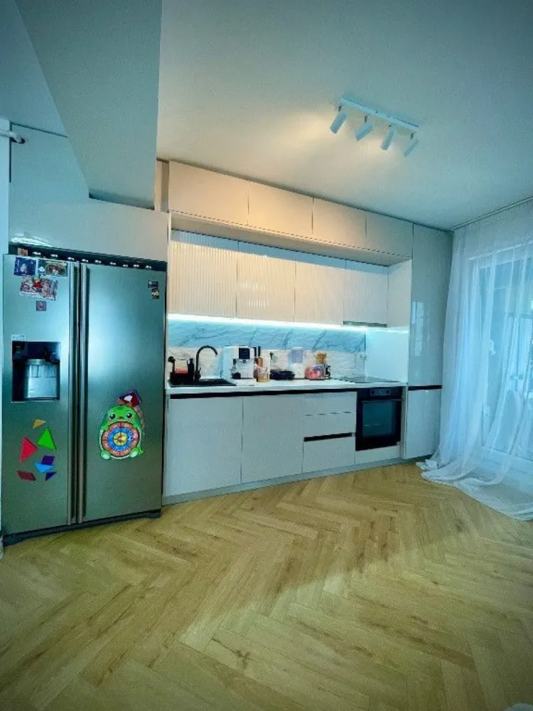 Apartament 3 camere cu terasa si loc de parcare zona Garii Obor - Apartament modern cu 3 camere de vanzare in zona Garii Obor - Baicului, confort, stil și spațiu într-un bloc nou. Apartamentul se vinde complet mobilat si utilat, are o suprafata utila de 75 mp, terasa are o suprafata de 8 mp, apartamentul se vinde cu un loc de parcare exterior, exista posibilitatea sa fie vandut fara loc de parcare sau mobila , pretul este de 199000 euro negociabil si suntem deschisi la oferte in functie de cum doriti sa-l achizitionati, disponibilitate imediata. #Caracteristici cheie: - Spațiu generos - Bloc nou - Design open-space. #Avantaje suplimentare: -Centrala proprie. - Loc de parcare - Incalzire în pardoseala. - Spațiu verde exterior - Loc de joacă în complex #Localizare și beneficii: - Localizare excelentă : Aproape de magazine, școli, transport public - statia de autobuz este situatia fix in fata complexului . - Finisaje premium - Ideal pentru familie. Pentru mai multe detalii, video sau vizionari nu ezitati sa ne contactati la 0787716770.