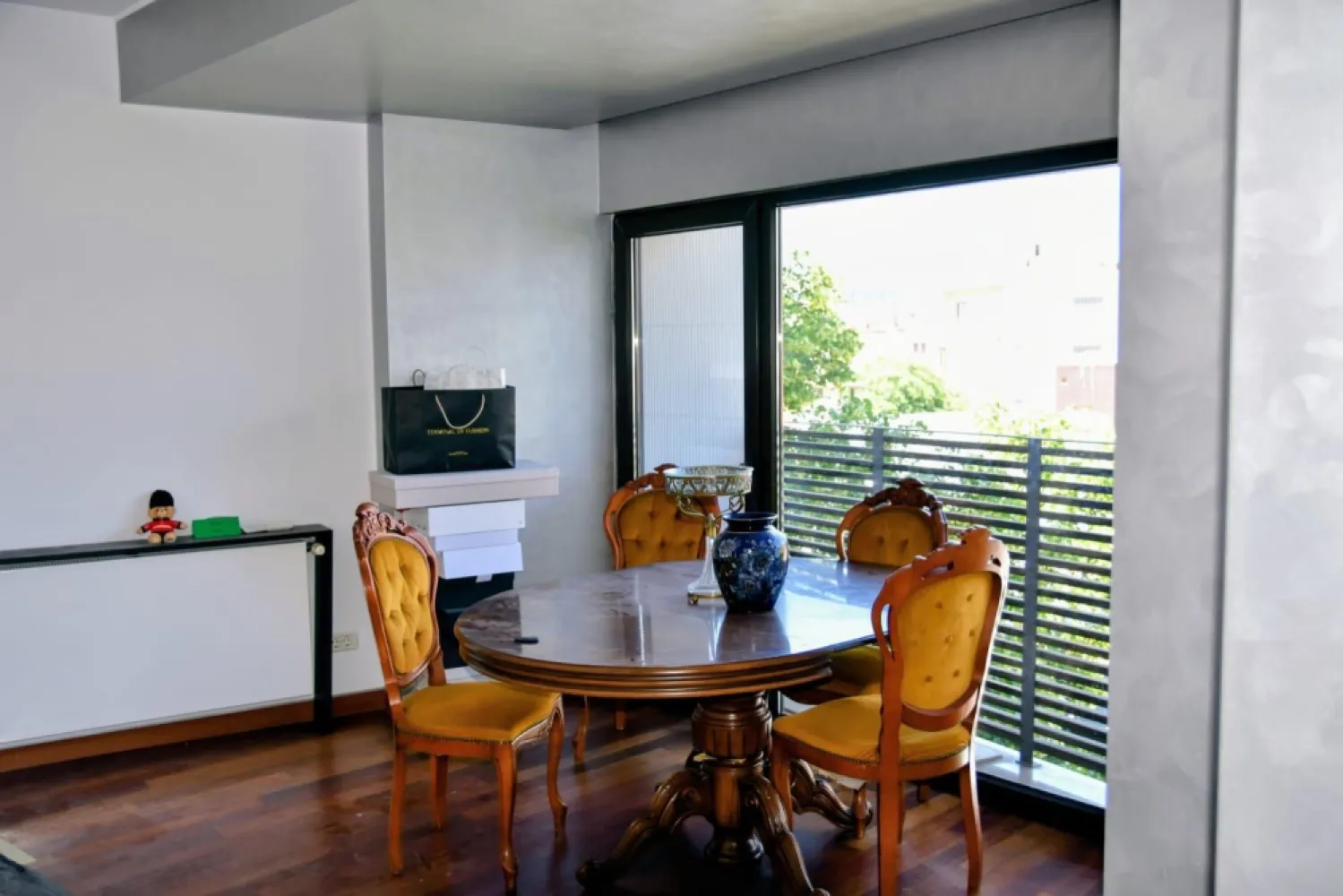 BRASADAS închiriază Ap 4 cam GARAJ Et 3,4/5 ROMANA. - Agenția imobiliara BRASADAS închiriază apartament cu camere situat la etajele 3 și 4 din 5. Renova, mobilat si utilat LUX. Semineu functional pe lemn. Garaj subteran. Fără animale de companie. Termen lung.