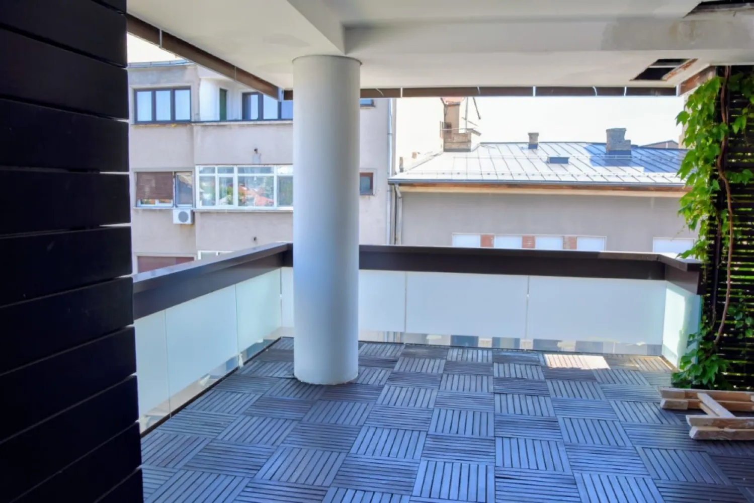 BRASADAS închiriază Ap 4 cam GARAJ Et 3,4/5 ROMANA. - Agenția imobiliara BRASADAS închiriază apartament cu camere situat la etajele 3 și 4 din 5. Renova, mobilat si utilat LUX. Semineu functional pe lemn. Garaj subteran. Fără animale de companie. Termen lung.