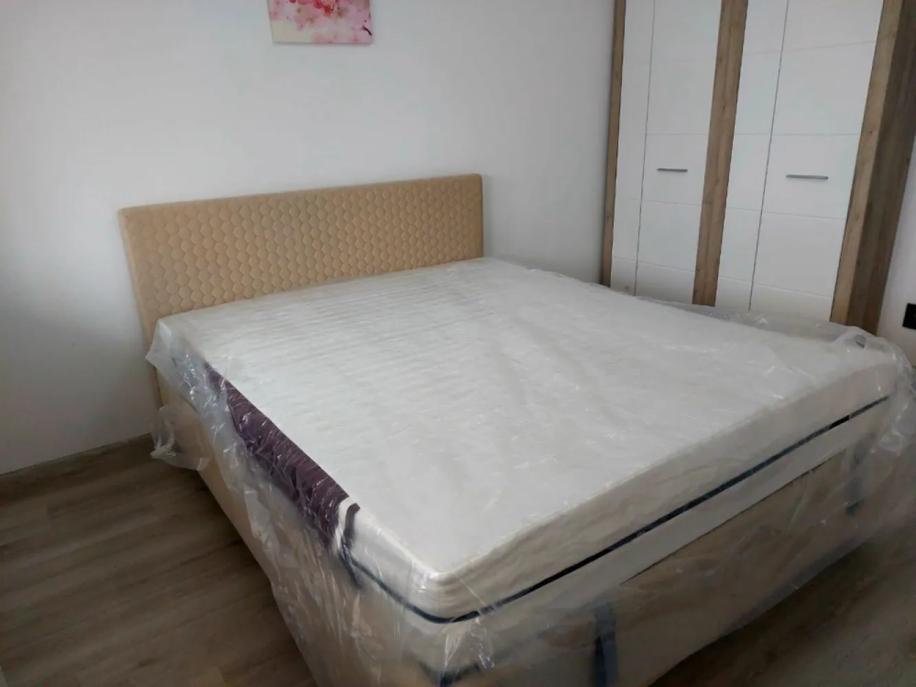 BRASADAS închiriază ap 2 cam 4/4 50mp RENOVAT Ferdinand. - Agenția imobiliara BRASADAS închiriază apartament semi-decomandat cu 2 camere situat la etajul 4/4 fără lift în zona Ferdinand. Apartamentul este RENOVA, MOBILAT si UTILAT. Este situat la 5 min de Mall Veranda și de metroul Iancului.