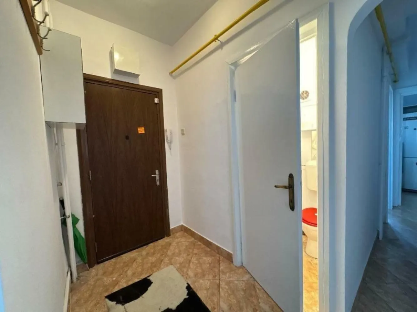 ap. 3 camere 2 bai 2 balcoane 2 scari 2 lifturi Calea Victoriei Biserica Amzei - Vând apartament în Calea Victoriei 136-140 (colţ cu strada Biserica Amzei, blocul Macul Roşu), cu 3 camere decomandate, 2 băi, 2 balcoane (unul închis cu vedere spre Ateneu şi unul deschis cu vedere spre Calea Victoriei). Apartamentul este perfect pentru Airbnb şi este mobilat, are centrală termică, aer conditionat, frigider, maşină de spălat, aragaz, microunde. Blocul a fost construit în 1960 pentru directorii CFR si are un hol generos, 2 lifturi şi 2 scări. Blocul e încadrat la grad de risc seismic II, dar înainte să-l cumpărăm, un expert l-a verificat detaliat şi l-a declarat sigur. Preţ 179.000 euro negociabil sau 900 euro pe lună. Sebastian (şi acest număr de mobil e de vânzare, zero sapte doi cinci o suta o suta). Apartamentul poate fi închiriat cu 900â‚Ź pe lună sau 100â‚Ź pe zi pe Airbnb sau poate fi renovat de lux şi închiriat cu 2000â‚Ź pe lună.