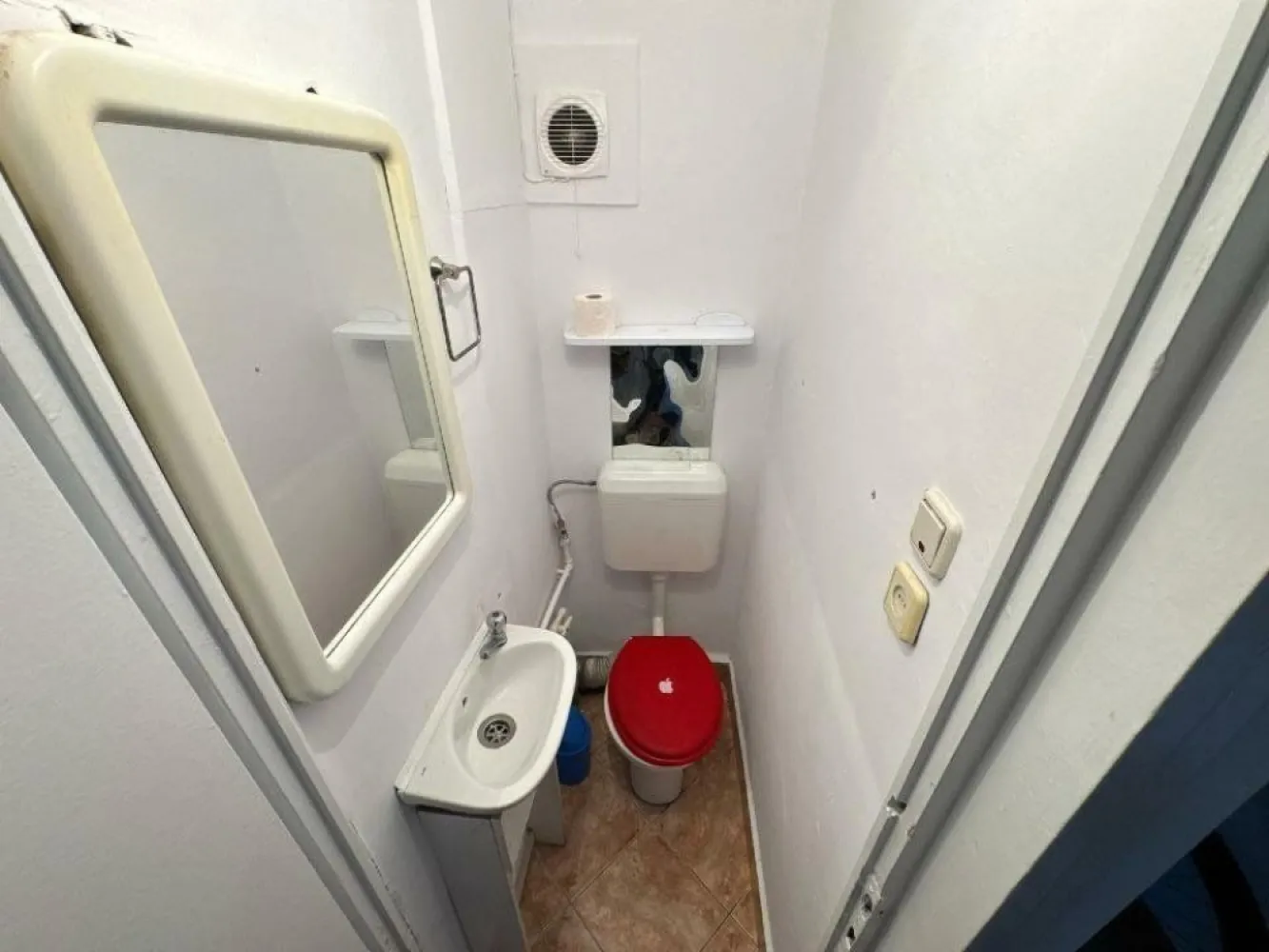 ap. 3 camere 2 bai 2 balcoane 2 scari 2 lifturi Calea Victoriei Biserica Amzei - Vând apartament în Calea Victoriei 136-140 (colţ cu strada Biserica Amzei, blocul Macul Roşu), cu 3 camere decomandate, 2 băi, 2 balcoane (unul închis cu vedere spre Ateneu şi unul deschis cu vedere spre Calea Victoriei). Apartamentul este perfect pentru Airbnb şi este mobilat, are centrală termică, aer conditionat, frigider, maşină de spălat, aragaz, microunde. Blocul a fost construit în 1960 pentru directorii CFR si are un hol generos, 2 lifturi şi 2 scări. Blocul e încadrat la grad de risc seismic II, dar înainte să-l cumpărăm, un expert l-a verificat detaliat şi l-a declarat sigur. Preţ 179.000 euro negociabil sau 900 euro pe lună. Sebastian (şi acest număr de mobil e de vânzare, zero sapte doi cinci o suta o suta). Apartamentul poate fi închiriat cu 900â‚Ź pe lună sau 100â‚Ź pe zi pe Airbnb sau poate fi renovat de lux şi închiriat cu 2000â‚Ź pe lună.