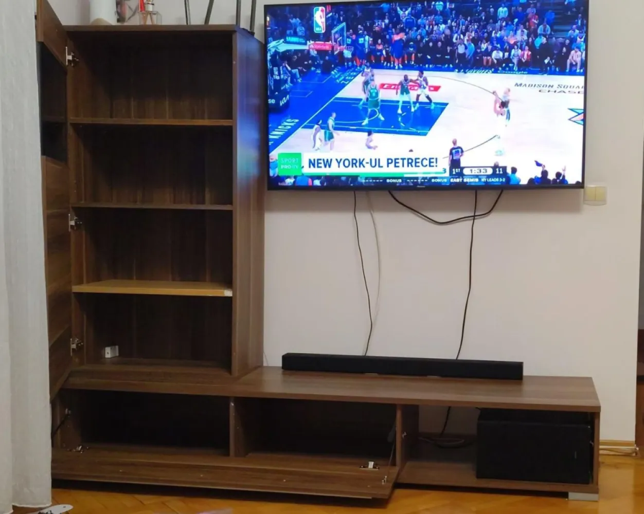 BRASADAS închiriază ap 2 cam 4/4 50mp RENOVAT Ferdinand. - Agenția imobiliara BRASADAS închiriază apartament semi-decomandat cu 2 camere situat la etajul 4/4 fără lift în zona Ferdinand. Apartamentul este RENOVA, MOBILAT si UTILAT. Este situat la 5 min de Mall Veranda și de metroul Iancului.