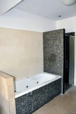 BRASADAS închiriază Ap 4 cam GARAJ Et 3,4/5 ROMANA.