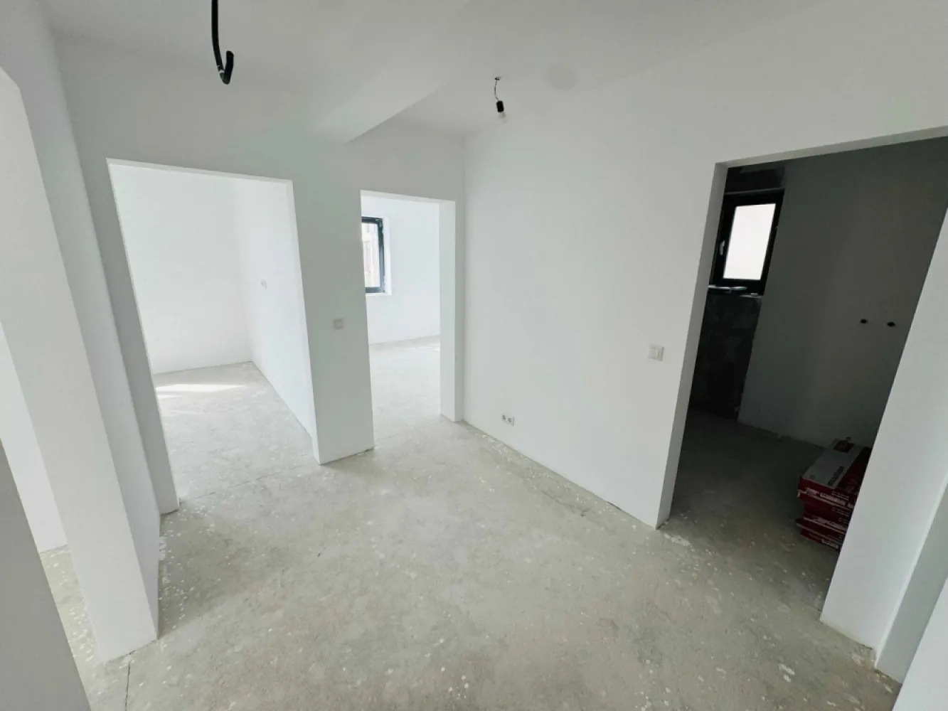 Vând casă zona Martinesti / Odoreu, strada Metropolis - Vand Casa noua - Zona Odoreului str. Atena/Metropolis Compartimentare: living, bucatarie, 3 dormitoare, 2 bai, dressing, terasa acoperita Suprafata constructiei este de 173 mp Suprafata terenului este de 4.5 ari Utilitati: Curent , Gaz , Apa , Canal , RDS Bransamente incluse in pret: APA, GAZ, CURENT DESIGN INTERIOR INCLUS IN PRET Casa se preda cu exteriorul complet finisat, interior vopsit in alb cu prize si intrerupatoare - Interior tencuit, gletuit 3 maini si Vopsit Alb - Geamuri termopan 3 sticle Salamander + pervaze exterioare granit - Instalatie electrica + prize si intrerupatoare montate - Instalatie sanitara + wc incastrate montate in ambele bai - Incalzire in pardosea - Exterior izolat cu polistiren grafitat de 15 cm - Tavane izolate cu vata minerala 25 cm