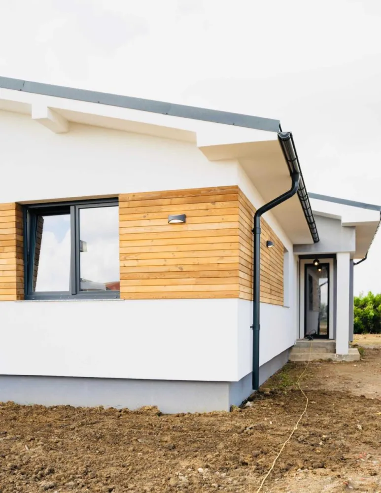 Vând casă zona Martinesti / Odoreu, strada Metropolis - Vand Casa noua - Zona Odoreului str. Atena/Metropolis Compartimentare: living, bucatarie, 3 dormitoare, 2 bai, dressing, terasa acoperita Suprafata constructiei este de 173 mp Suprafata terenului este de 4.5 ari Utilitati: Curent , Gaz , Apa , Canal , RDS Bransamente incluse in pret: APA, GAZ, CURENT DESIGN INTERIOR INCLUS IN PRET Casa se preda cu exteriorul complet finisat, interior vopsit in alb cu prize si intrerupatoare - Interior tencuit, gletuit 3 maini si Vopsit Alb - Geamuri termopan 3 sticle Salamander + pervaze exterioare granit - Instalatie electrica + prize si intrerupatoare montate - Instalatie sanitara + wc incastrate montate in ambele bai - Incalzire in pardosea - Exterior izolat cu polistiren grafitat de 15 cm - Tavane izolate cu vata minerala 25 cm