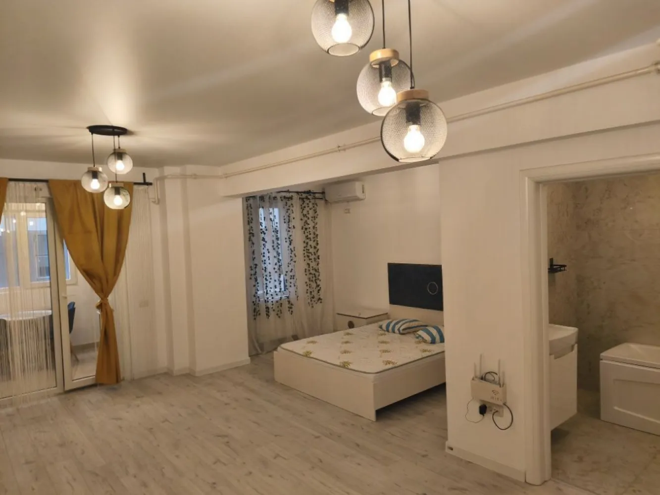 Închiriez Garsonieră - Nu accept prin agenții. Se oferă spre închiriere garsonieră spațioasă în bloc nou – Central Address, Strada Năsăud 77, vis-a-vis de Liberty Mall, Sector 5, București Caracteristici ansamblu rezidențial: • Bloc nou, finalizat în 2023 • Supraveghere video și barieră de acces • 1 lift pe scară • Stație de tramvai și autobuz chiar în fața blocului • La doar 10 minute de Piața Unirii Detalii garsonieră: • Suprafață utilă: 42 mp • Etaj 1 din 11 • Balcon închis • Bucătărie complet mobilată și utilată • Centrală termică proprie și calorifere • Nu se acceptă animale de companie • Se caută persoane serioase • Se percepe 1 lună chirie + 1 lună garanție Se închiriază exact ca în poze, complet mobilată și utilată Pentru mai multe detalii sau programarea unei vizionări, vă rog să mă contactați.