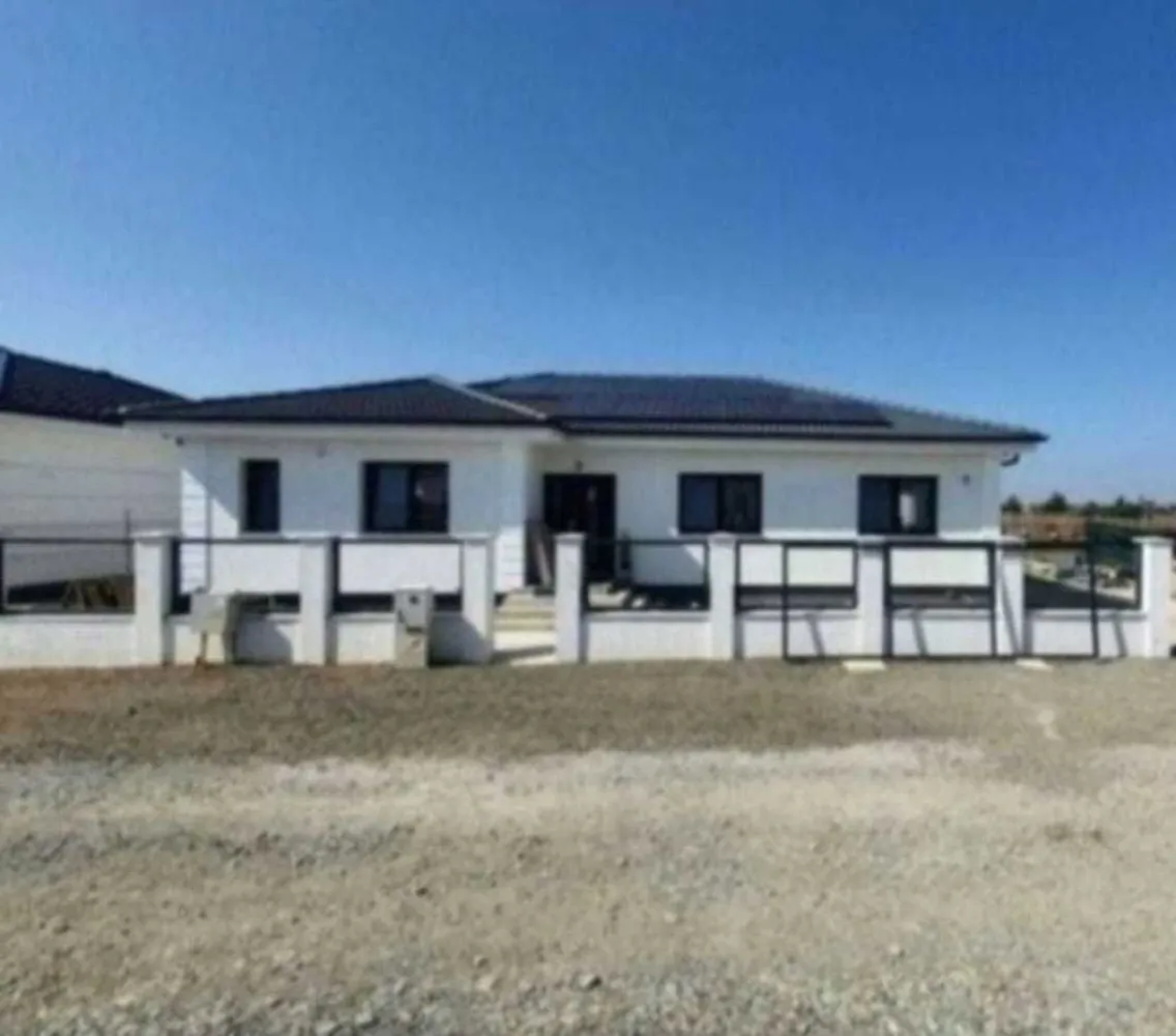 BRASADAS vinde casa NOUA în zona Lucian Blaga. - Agenția imobiliara BRASADAS vinde casa în zona Lucian Blaga de 115 m2 utili și 158 de m2 desfășurați cu bucătărie,cameră tehnică(debara) și 3 dormitoare ,living,2 băi și dressing. Casa se predă la stadiul de semifinisat cu încălzire în pardoseală, planșeu de beton,pereții interiori tencuiți și gletuiti și geamuri termopan cu 7 camere și 3 sticle.