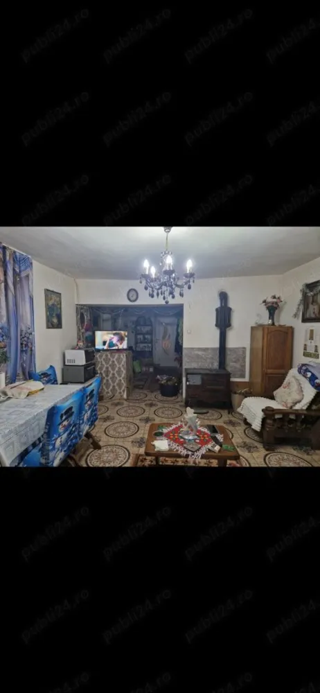 De vanzare casa în Terebesti - Vând casa în Terebesti, iesirea spre Ghilvaci. Casa are 214 metri pătrați și un total de 20 de arii.casa se vine mobilata .Compusa din 3 dormitoare, 2 bai,hol,camara alimente, plus o camera cu întrare separata plus camara de lemne și 5 cotete. Racordat la apa +canalizare ,curent și curand va fii gaz pt cine va dori sa îl lege,noi folosim lemne pt încălzire.cei interesati va rog sa sunați la nr tel . Distanta de la satu mare este de 24 km,in sat aveti 2 magazine, primarie, dispensar, farmacie, teren de tenis ,vulcanizare și transport public. Pretul este în euro