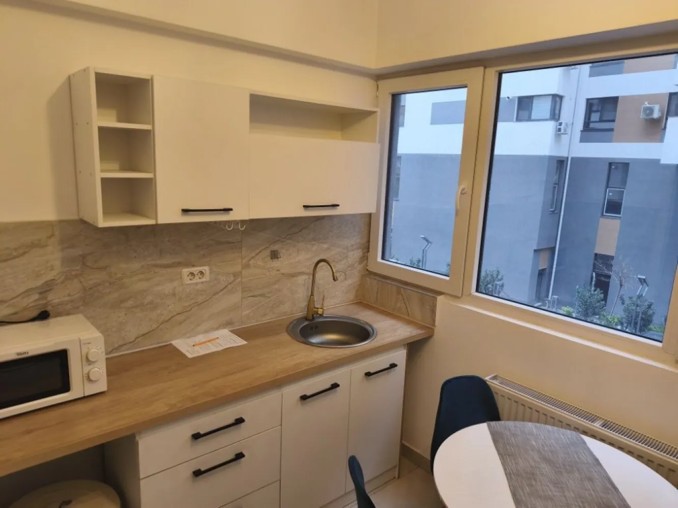 Închiriez Garsonieră - Nu accept prin agenții. Se oferă spre închiriere garsonieră spațioasă în bloc nou – Central Address, Strada Năsăud 77, vis-a-vis de Liberty Mall, Sector 5, București Caracteristici ansamblu rezidențial: • Bloc nou, finalizat în 2023 • Supraveghere video și barieră de acces • 1 lift pe scară • Stație de tramvai și autobuz chiar în fața blocului • La doar 10 minute de Piața Unirii Detalii garsonieră: • Suprafață utilă: 42 mp • Etaj 1 din 11 • Balcon închis • Bucătărie complet mobilată și utilată • Centrală termică proprie și calorifere • Nu se acceptă animale de companie • Se caută persoane serioase • Se percepe 1 lună chirie + 1 lună garanție Se închiriază exact ca în poze, complet mobilată și utilată Pentru mai multe detalii sau programarea unei vizionări, vă rog să mă contactați.