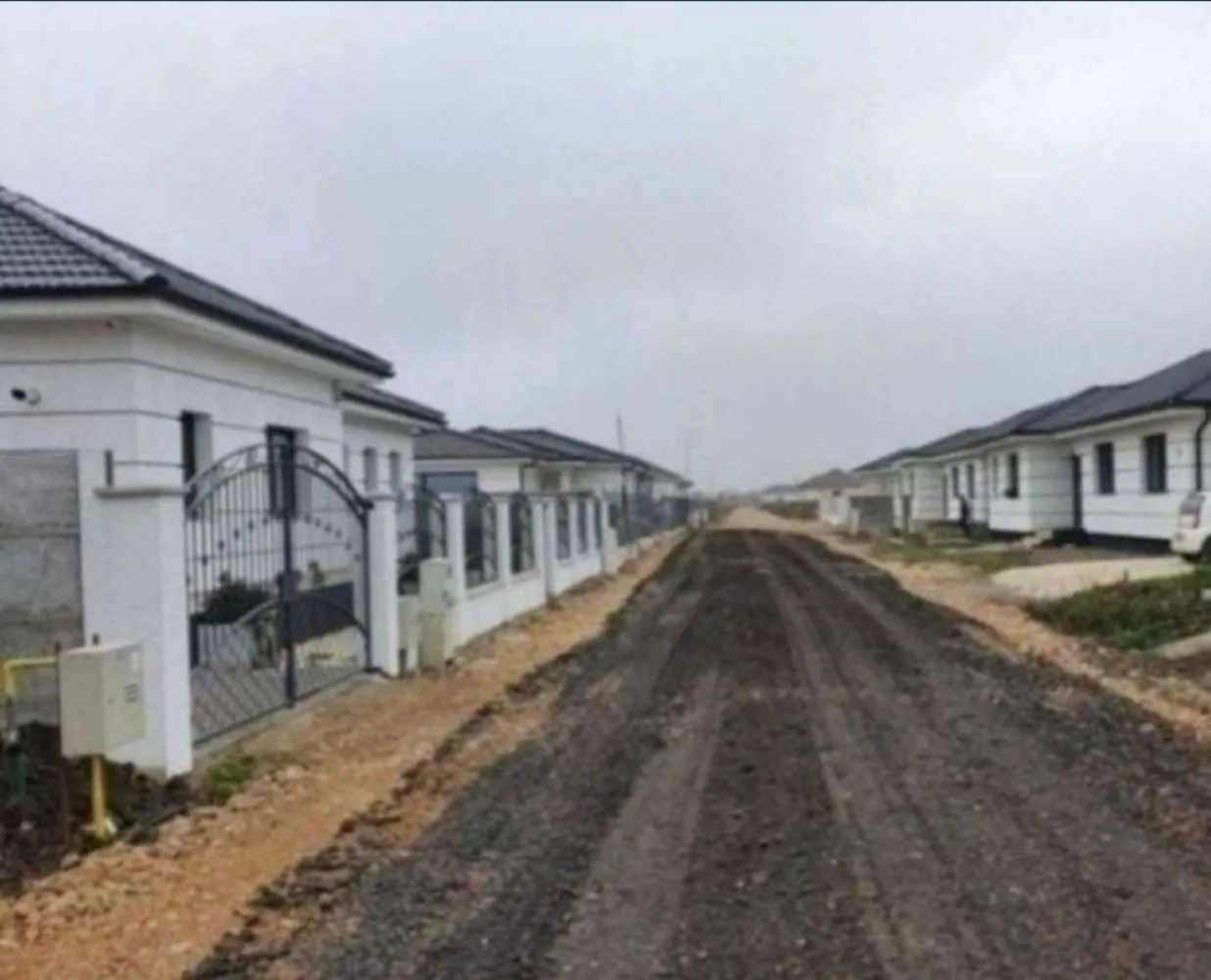 BRASADAS vinde casa NOUA în zona Lucian Blaga. - Agenția imobiliara BRASADAS vinde casa în zona Lucian Blaga de 115 m2 utili și 158 de m2 desfășurați cu bucătărie,cameră tehnică(debara) și 3 dormitoare ,living,2 băi și dressing. Casa se predă la stadiul de semifinisat cu încălzire în pardoseală, planșeu de beton,pereții interiori tencuiți și gletuiti și geamuri termopan cu 7 camere și 3 sticle.
