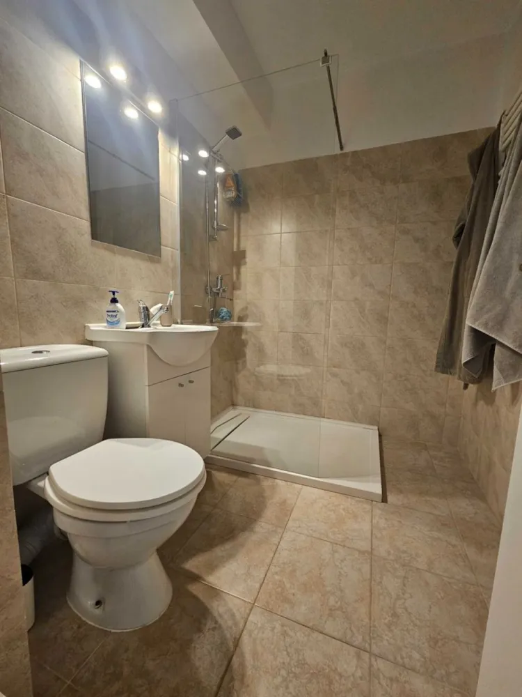 Apartament 2 camere, Et 3/4, Baba Novac, IOR, Proprietar - Proprietar, vand apartament 2 camere situat la etajul 3/4, intr-un bloc din caramida, intr-o zona linistita si verde din Gheoghe Petrascu, Sector 3. Suprafata totala: 48,15 mp Apartamentul se vinde mobilat partial, cu: - Mobilier de bucatarie (cu electrocasnice: cuptor, plita, frigider) - Mobilier baie - Usa metalica Dotari tehnice si confort: - Apometre si repartitoare - Balcon inchis si izolat - 2 Aparate de aer conditionat - Izolare temica exterioara Constructie solida, foarte calduroasa iarna, datorita peretilor grosi din caramida. Loc de parcare. Pozitionare excelenta – totul aproape: - 3 min de mers pe jos pana la Parcul IOR - 7 min pana la Arena Nationala - 12 min pana la Metrou Piata Muncii - 10 min pana la Mall ParkLake Zona este una dintre cele mai apreciate din Sector 3 – cu aer curat, multa verdeata si acces rapid la toate facilitatile. Pret: 80.000 EUR – direct proprietar, fara comision. Rog seriozitate. Nu doresc colaborare cu agentii imobiliare