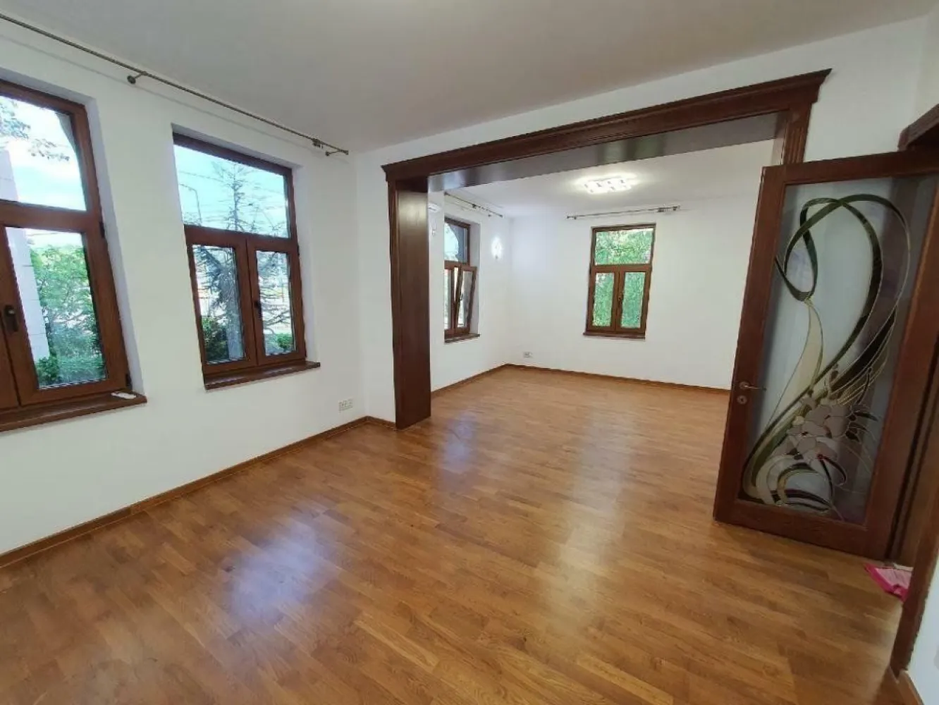Închiriem ap in casa Cotroceni - Va propunem spre inchiriere un apartament in casa, având o suprafata de 120 mp, un parter şi demisol intr-o vila deosebita in una din cele mai linistite zone din Cotroceni, foarte aproape de Academia Militară, Parc Romniceanu, staţia de metrou Eroilor/ Academiei; Grădina Botanica, Palatul Cotroceni, Facultatea de Medicina şi diverse centre comercialeâ€Ś Casa e renovată recent la cele mai înalte standarde! Are vitralii, parchet masiv, marmură şi elemente de cea mai bună calitate! Confortul este asigurat atat de suprafetele generoase, de ferestrele mari si luminoase cât şi de curtea verde aferentă. Apartament pretabil atât pentru locuit cât si pentru spatii de birouri.