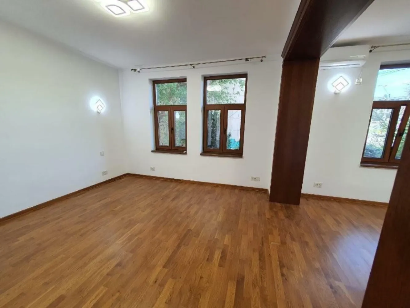 Închiriem ap in casa Cotroceni - Va propunem spre inchiriere un apartament in casa, având o suprafata de 120 mp, un parter şi demisol intr-o vila deosebita in una din cele mai linistite zone din Cotroceni, foarte aproape de Academia Militară, Parc Romniceanu, staţia de metrou Eroilor/ Academiei; Grădina Botanica, Palatul Cotroceni, Facultatea de Medicina şi diverse centre comercialeâ€Ś Casa e renovată recent la cele mai înalte standarde! Are vitralii, parchet masiv, marmură şi elemente de cea mai bună calitate! Confortul este asigurat atat de suprafetele generoase, de ferestrele mari si luminoase cât şi de curtea verde aferentă. Apartament pretabil atât pentru locuit cât si pentru spatii de birouri.