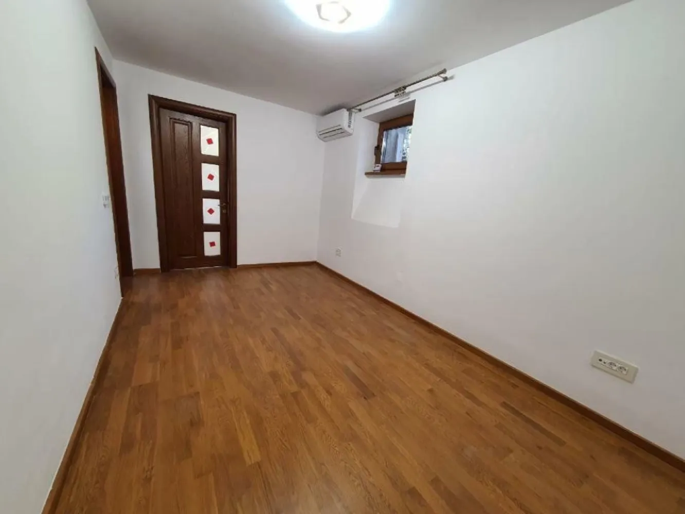 Închiriem ap in casa Cotroceni - Va propunem spre inchiriere un apartament in casa, având o suprafata de 120 mp, un parter şi demisol intr-o vila deosebita in una din cele mai linistite zone din Cotroceni, foarte aproape de Academia Militară, Parc Romniceanu, staţia de metrou Eroilor/ Academiei; Grădina Botanica, Palatul Cotroceni, Facultatea de Medicina şi diverse centre comercialeâ€Ś Casa e renovată recent la cele mai înalte standarde! Are vitralii, parchet masiv, marmură şi elemente de cea mai bună calitate! Confortul este asigurat atat de suprafetele generoase, de ferestrele mari si luminoase cât şi de curtea verde aferentă. Apartament pretabil atât pentru locuit cât si pentru spatii de birouri.