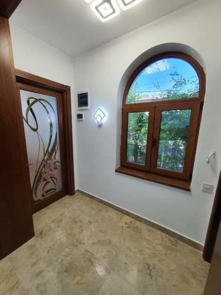 Închiriem ap in casa Cotroceni - Va propunem spre inchiriere un apartament in casa, având o suprafata de 120 mp, un parter şi demisol intr-o vila deosebita in una din cele mai linistite zone din Cotroceni, foarte aproape de Academia Militară, Parc Romniceanu, staţia de metrou Eroilor/ Academiei; Grădina Botanica, Palatul Cotroceni, Facultatea de Medicina şi diverse centre comercialeâ€Ś Casa e renovată recent la cele mai înalte standarde! Are vitralii, parchet masiv, marmură şi elemente de cea mai bună calitate! Confortul este asigurat atat de suprafetele generoase, de ferestrele mari si luminoase cât şi de curtea verde aferentă. Apartament pretabil atât pentru locuit cât si pentru spatii de birouri.