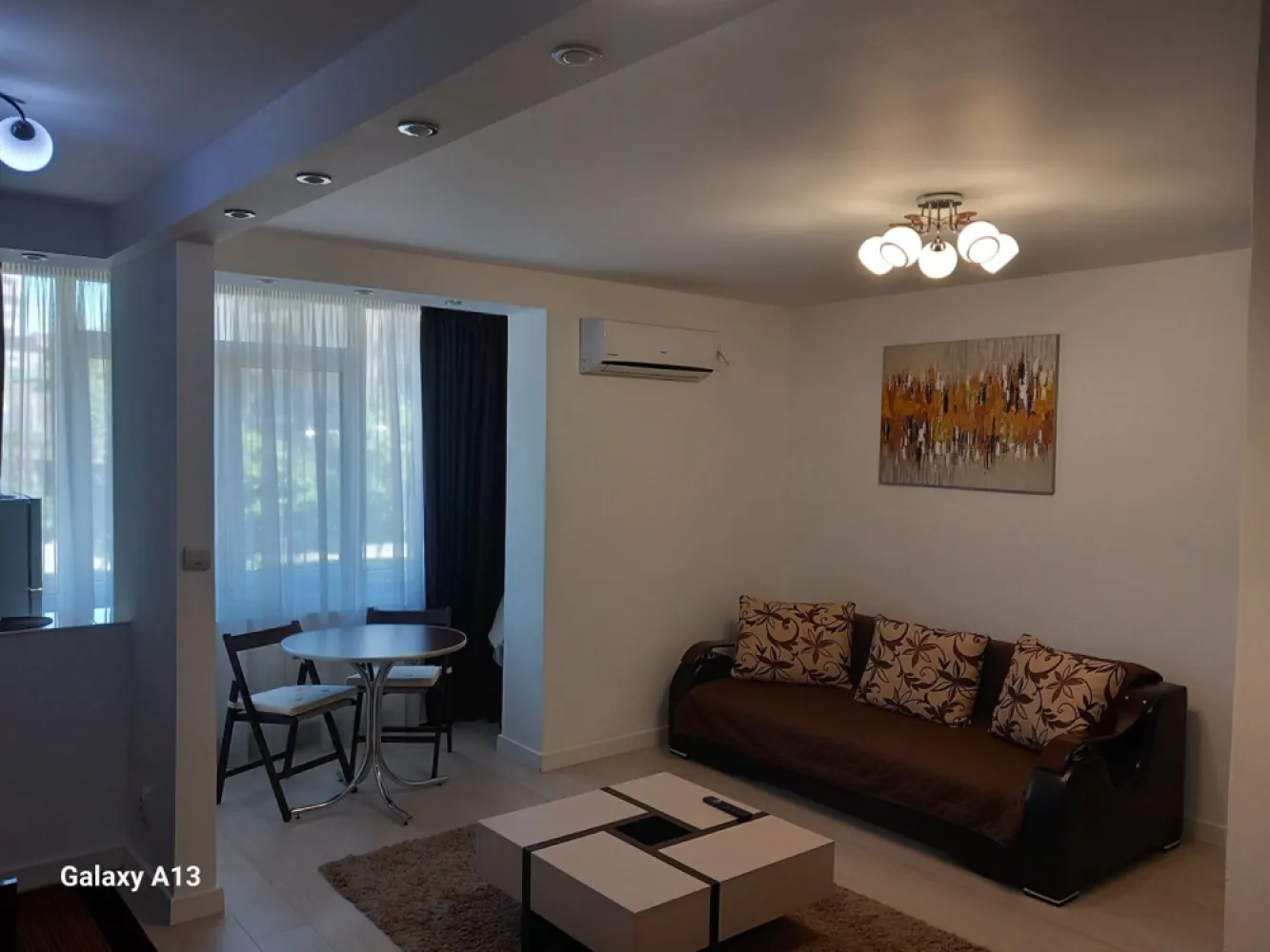BRASADAS închiriază ap 2 cam etaj 1/8 50mp Piata UNIRII. - Agenția imobiliara BRASADAS închiriază apartament cu doua camere la etajul 1/8 la 2 minute de metroul UNIRII. Apartamentul este complet mobilat și utilat. Bucataria este unita cu balconul ingradit si cu camera de zi. Se oferă și se pretinde seriozitate maxima. Se percepe o garanție de 1400 euro. www.brasadas.com.