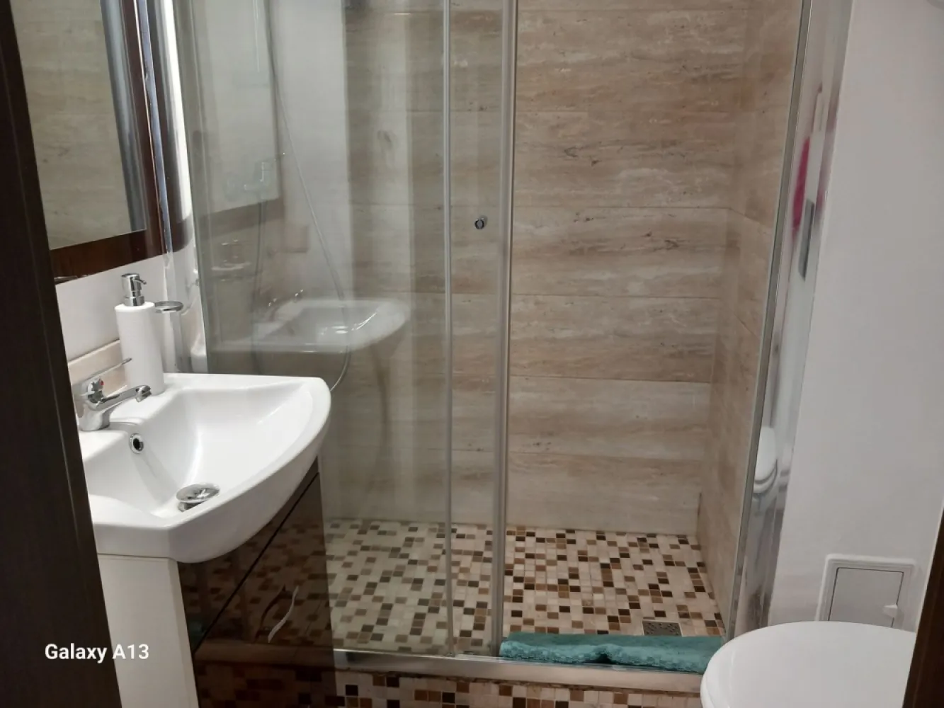 BRASADAS închiriază ap 2 cam etaj 1/8 50mp Piata UNIRII. - Agenția imobiliara BRASADAS închiriază apartament cu doua camere la etajul 1/8 la 2 minute de metroul UNIRII. Apartamentul este complet mobilat și utilat. Bucataria este unita cu balconul ingradit si cu camera de zi. Se oferă și se pretinde seriozitate maxima. Se percepe o garanție de 1400 euro. www.brasadas.com.