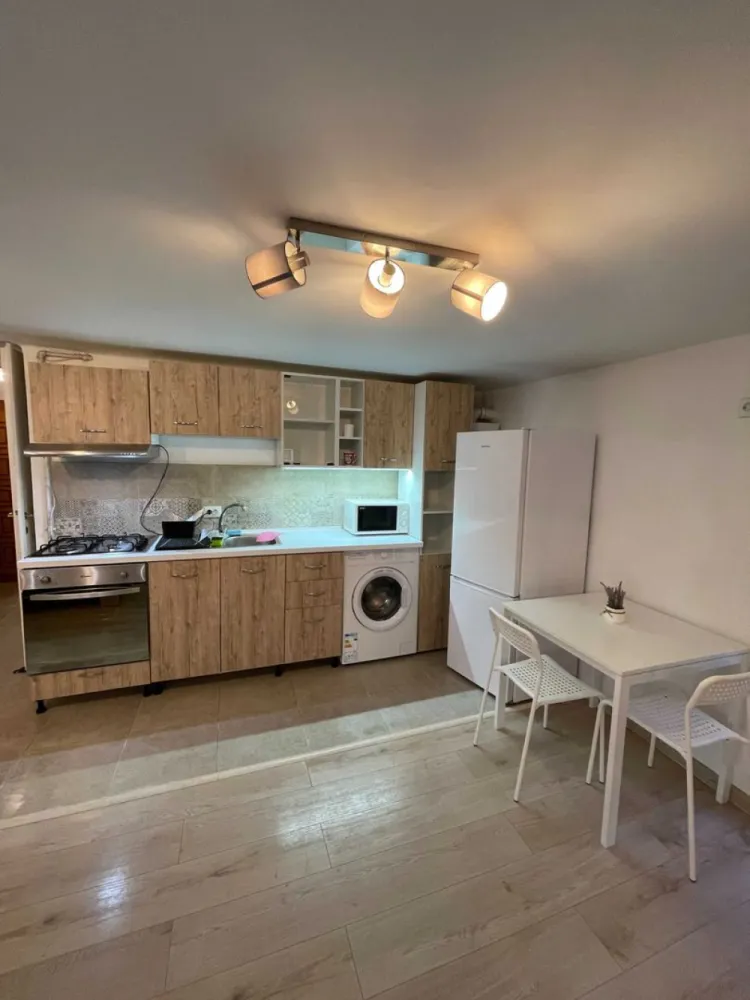 BRASADAS închiriază ap 2 cam in vilă et 1 UNIRII. - Agenția imobiliara BRASADAS închiriază apartament cu doua camere situat in zona Unirii-Udriște-Calea Călărașilor. Apartamentul este DECOMANDAT, are suprafata utila de 45mp si este situat la etajul 1 într-o vilă de tip P+1+ pod. Este mobilat și utilat complet. Living cu bucătărie deschisă, centrală proprie, termopane, ușă metalică, un grup sanitar, aer condiționat, terasă proprie amenajată, loc de fumat separat. Exclus animale de companie 2+1 garanție Ideal tineri, cupluri. www.brasadas.com.
