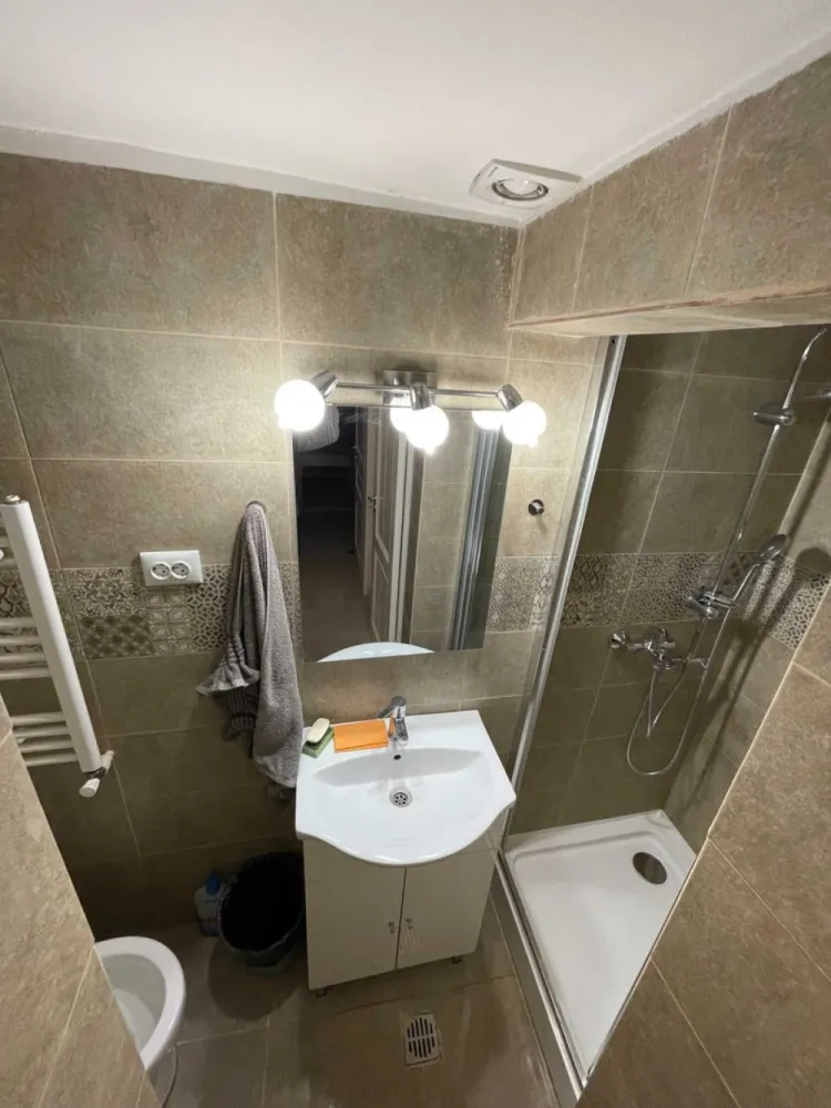 BRASADAS închiriază ap 2 cam in vilă et 1 UNIRII. - Agenția imobiliara BRASADAS închiriază apartament cu doua camere situat in zona Unirii-Udriște-Calea Călărașilor. Apartamentul este DECOMANDAT, are suprafata utila de 45mp si este situat la etajul 1 într-o vilă de tip P+1+ pod. Este mobilat și utilat complet. Living cu bucătărie deschisă, centrală proprie, termopane, ușă metalică, un grup sanitar, aer condiționat, terasă proprie amenajată, loc de fumat separat. Exclus animale de companie 2+1 garanție Ideal tineri, cupluri. www.brasadas.com.