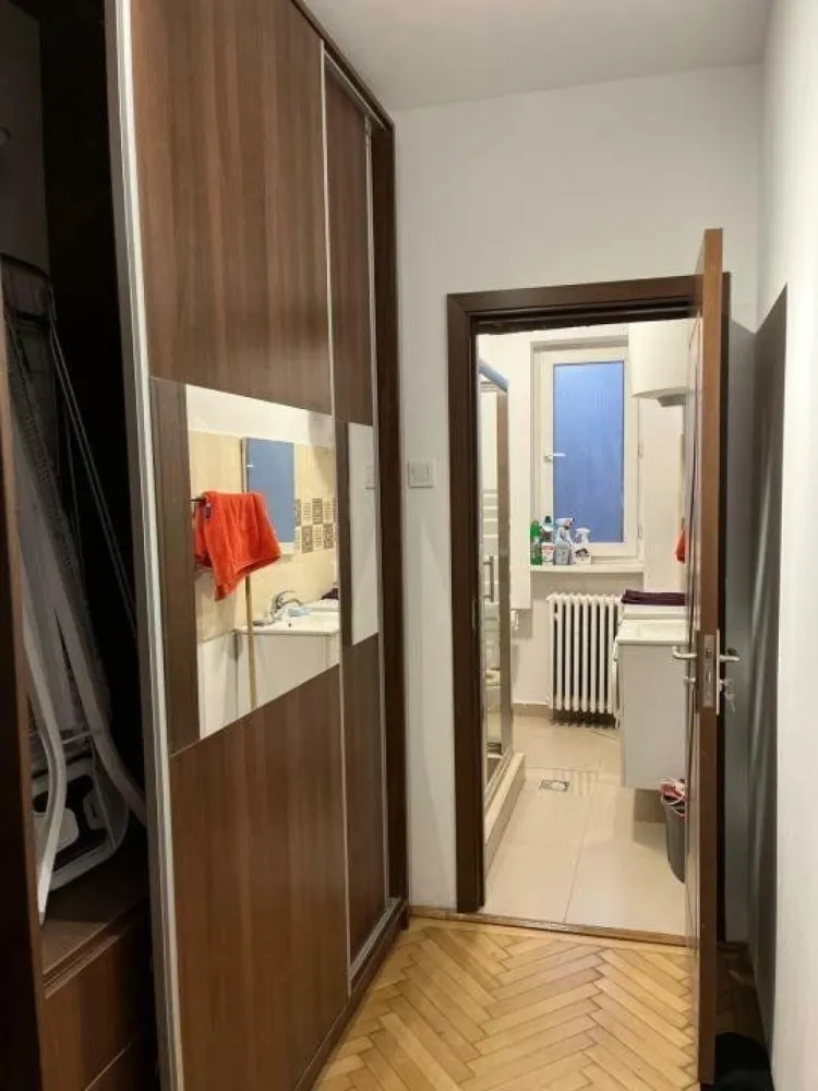 Apartament 2 camere ultracentral, mobilati utilat,et.1 ,47mp utili,vedere spate. - 2 camere ultracentral, mobilat, utilat complet,A/C, centrală bloc,vedere pe spate în curtea interioară!Pot fi făcute vizionări.Preţ 500 euro,negociabil!