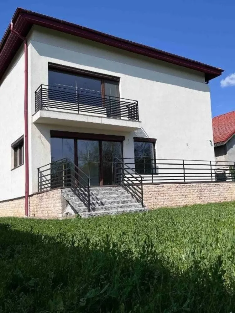 BRASADAS 6 cam gradina generoasa, garaj. - Agenția imobiliara BRASADAS vinde casa foarte luminoasa finalizata in 2024, la prima folosinta si inchiriere. Imobilul are 3 dormitoare, 3 bai, living open space, 2 camere mansardate, un garaj si o camera tehnica. Vila are 3 locuri de parcare si este situat in zona sectorului 1 din cartierul Henri Coanda, foarte aproape de mall Promenada. Proprietatea noastra beneficiaza de o gradina generoasa, de peste 800 metri patrati, prevazuta cu sistem de irigare cu put propriu. Imobilul este compartimentat astfel: - DEMISOL - o camera tehnica, 19 mp, hol 11 mp. - PARTER: - garaj de 18 mp inchis cu usa actionata cu telecomanda Hormann; din garaj accesul se face direct in casa - living 38 mp, open space spatios cu iesire pe terasa, orientat spre sud - bucatarie 12 mp deschisa, complet mobilata si echipata - hol deschis in living 10 mp - hol intrare 8 mp, cu usa intrare Hormann - baie 3 mp cu finisaje premium plus - ETAJ 1: - dormitor matrimonial 23 mp cu balcon 4 mp - dressing matrimonial 10 mp, complet mobilat - baie matrimoniala 7 mp, cu cada, dus si lavoar dublu - camera tineret 1 - 23 mp, cu balcon - camera tineret 2 - 15 mp - dressing tineret 6 mp, complet mobilat - baie cu cada si dus, 5 mp - MANSARDA: 2 camere cu ferestre velux, care pot fi folosite ca birou, dormitoare, loc de joaca, sala fitness Usile interioare au clante cu inchidere magnetica, mai usor de folosit si mai fiabile decat varianta clasica de usi. Casa este pozitionata cu terasa si livingul spre sud, ceea ce ofera suficienta lumina in special in perioadele anului cu mai putina luminozitate. Acesta principiul corect de pozitionare a unei case eficienta energetic. Toate ferestrele sunt prevazute cu jaluzele exterioare, care ofera o si mai buna izolare in timpul perioadelor reci si umbra racoroasa in perioada verii. Casa este izolata cu polistiren de 10 cm, iar geamurile sunt tripan de 4mm. Vila este prevazuta cu 3 panouri solare, care asigura necesarul de apa calda in perioadele insorite. La inchiriere, casa urmeaza sa fie echipata cu 6 sisteme de aer conditionat, cate unul in fiecare camera, bucataria va fi echipata si cu masina spalat vase Bosch, frigider Bosch, cuptoare Electrolux. La demisol este prevazuta o masina de spalat haine si o centrala termica (pe gaz sau curent). Cartierul poate fi accesat usor si cu autobuz cu conexiune Piata Charles de Gaulle si Dorobanti. De asemenea, in cartier sunt 2 locuri de joaca si un spatiu de promenada. Proprietatea dispune de acces facil catre principalele puncte de interes ale zonei de Nord: Promenada, Pipera Plaza, Baneasa Shopping City, Ikea, Verita International School, Liceul teoretic Scoala Mea, Liceul bilingv Ita Wegman, Liceul teoretic Genesis, Scoala Herastrau.