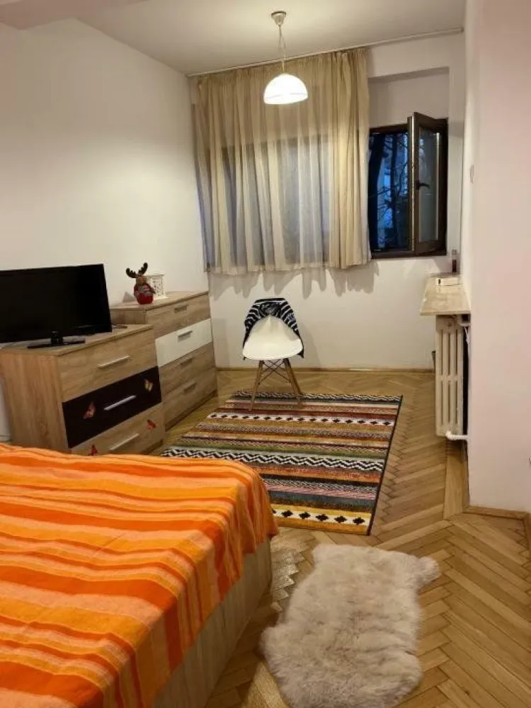 Apartament 2 camere ultracentral, mobilati utilat,et.1 ,47mp utili,vedere spate. - 2 camere ultracentral, mobilat, utilat complet,A/C, centrală bloc,vedere pe spate în curtea interioară!Pot fi făcute vizionări.Preţ 500 euro,negociabil!