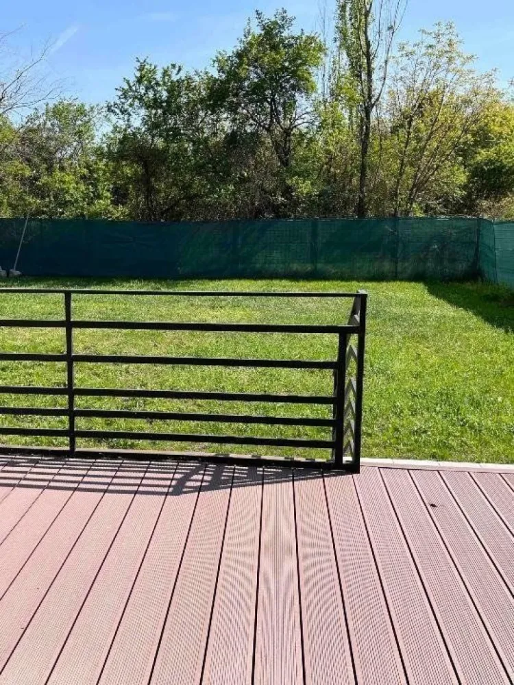 BRASADAS 6 cam gradina generoasa, garaj. - Agenția imobiliara BRASADAS vinde casa foarte luminoasa finalizata in 2024, la prima folosinta si inchiriere. Imobilul are 3 dormitoare, 3 bai, living open space, 2 camere mansardate, un garaj si o camera tehnica. Vila are 3 locuri de parcare si este situat in zona sectorului 1 din cartierul Henri Coanda, foarte aproape de mall Promenada. Proprietatea noastra beneficiaza de o gradina generoasa, de peste 800 metri patrati, prevazuta cu sistem de irigare cu put propriu. Imobilul este compartimentat astfel: - DEMISOL - o camera tehnica, 19 mp, hol 11 mp. - PARTER: - garaj de 18 mp inchis cu usa actionata cu telecomanda Hormann; din garaj accesul se face direct in casa - living 38 mp, open space spatios cu iesire pe terasa, orientat spre sud - bucatarie 12 mp deschisa, complet mobilata si echipata - hol deschis in living 10 mp - hol intrare 8 mp, cu usa intrare Hormann - baie 3 mp cu finisaje premium plus - ETAJ 1: - dormitor matrimonial 23 mp cu balcon 4 mp - dressing matrimonial 10 mp, complet mobilat - baie matrimoniala 7 mp, cu cada, dus si lavoar dublu - camera tineret 1 - 23 mp, cu balcon - camera tineret 2 - 15 mp - dressing tineret 6 mp, complet mobilat - baie cu cada si dus, 5 mp - MANSARDA: 2 camere cu ferestre velux, care pot fi folosite ca birou, dormitoare, loc de joaca, sala fitness Usile interioare au clante cu inchidere magnetica, mai usor de folosit si mai fiabile decat varianta clasica de usi. Casa este pozitionata cu terasa si livingul spre sud, ceea ce ofera suficienta lumina in special in perioadele anului cu mai putina luminozitate. Acesta principiul corect de pozitionare a unei case eficienta energetic. Toate ferestrele sunt prevazute cu jaluzele exterioare, care ofera o si mai buna izolare in timpul perioadelor reci si umbra racoroasa in perioada verii. Casa este izolata cu polistiren de 10 cm, iar geamurile sunt tripan de 4mm. Vila este prevazuta cu 3 panouri solare, care asigura necesarul de apa calda in perioadele insorite. La inchiriere, casa urmeaza sa fie echipata cu 6 sisteme de aer conditionat, cate unul in fiecare camera, bucataria va fi echipata si cu masina spalat vase Bosch, frigider Bosch, cuptoare Electrolux. La demisol este prevazuta o masina de spalat haine si o centrala termica (pe gaz sau curent). Cartierul poate fi accesat usor si cu autobuz cu conexiune Piata Charles de Gaulle si Dorobanti. De asemenea, in cartier sunt 2 locuri de joaca si un spatiu de promenada. Proprietatea dispune de acces facil catre principalele puncte de interes ale zonei de Nord: Promenada, Pipera Plaza, Baneasa Shopping City, Ikea, Verita International School, Liceul teoretic Scoala Mea, Liceul bilingv Ita Wegman, Liceul teoretic Genesis, Scoala Herastrau.