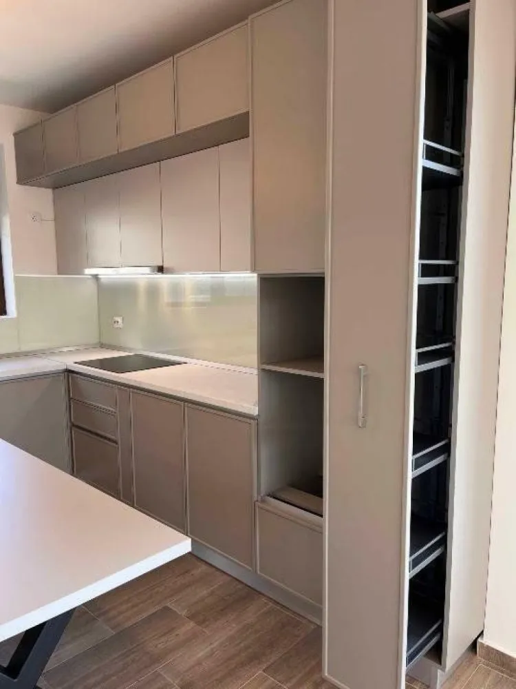 BRASADAS 6 cam gradina generoasa, garaj. - Agenția imobiliara BRASADAS vinde casa foarte luminoasa finalizata in 2024, la prima folosinta si inchiriere. Imobilul are 3 dormitoare, 3 bai, living open space, 2 camere mansardate, un garaj si o camera tehnica. Vila are 3 locuri de parcare si este situat in zona sectorului 1 din cartierul Henri Coanda, foarte aproape de mall Promenada. Proprietatea noastra beneficiaza de o gradina generoasa, de peste 800 metri patrati, prevazuta cu sistem de irigare cu put propriu. Imobilul este compartimentat astfel: - DEMISOL - o camera tehnica, 19 mp, hol 11 mp. - PARTER: - garaj de 18 mp inchis cu usa actionata cu telecomanda Hormann; din garaj accesul se face direct in casa - living 38 mp, open space spatios cu iesire pe terasa, orientat spre sud - bucatarie 12 mp deschisa, complet mobilata si echipata - hol deschis in living 10 mp - hol intrare 8 mp, cu usa intrare Hormann - baie 3 mp cu finisaje premium plus - ETAJ 1: - dormitor matrimonial 23 mp cu balcon 4 mp - dressing matrimonial 10 mp, complet mobilat - baie matrimoniala 7 mp, cu cada, dus si lavoar dublu - camera tineret 1 - 23 mp, cu balcon - camera tineret 2 - 15 mp - dressing tineret 6 mp, complet mobilat - baie cu cada si dus, 5 mp - MANSARDA: 2 camere cu ferestre velux, care pot fi folosite ca birou, dormitoare, loc de joaca, sala fitness Usile interioare au clante cu inchidere magnetica, mai usor de folosit si mai fiabile decat varianta clasica de usi. Casa este pozitionata cu terasa si livingul spre sud, ceea ce ofera suficienta lumina in special in perioadele anului cu mai putina luminozitate. Acesta principiul corect de pozitionare a unei case eficienta energetic. Toate ferestrele sunt prevazute cu jaluzele exterioare, care ofera o si mai buna izolare in timpul perioadelor reci si umbra racoroasa in perioada verii. Casa este izolata cu polistiren de 10 cm, iar geamurile sunt tripan de 4mm. Vila este prevazuta cu 3 panouri solare, care asigura necesarul de apa calda in perioadele insorite. La inchiriere, casa urmeaza sa fie echipata cu 6 sisteme de aer conditionat, cate unul in fiecare camera, bucataria va fi echipata si cu masina spalat vase Bosch, frigider Bosch, cuptoare Electrolux. La demisol este prevazuta o masina de spalat haine si o centrala termica (pe gaz sau curent). Cartierul poate fi accesat usor si cu autobuz cu conexiune Piata Charles de Gaulle si Dorobanti. De asemenea, in cartier sunt 2 locuri de joaca si un spatiu de promenada. Proprietatea dispune de acces facil catre principalele puncte de interes ale zonei de Nord: Promenada, Pipera Plaza, Baneasa Shopping City, Ikea, Verita International School, Liceul teoretic Scoala Mea, Liceul bilingv Ita Wegman, Liceul teoretic Genesis, Scoala Herastrau.