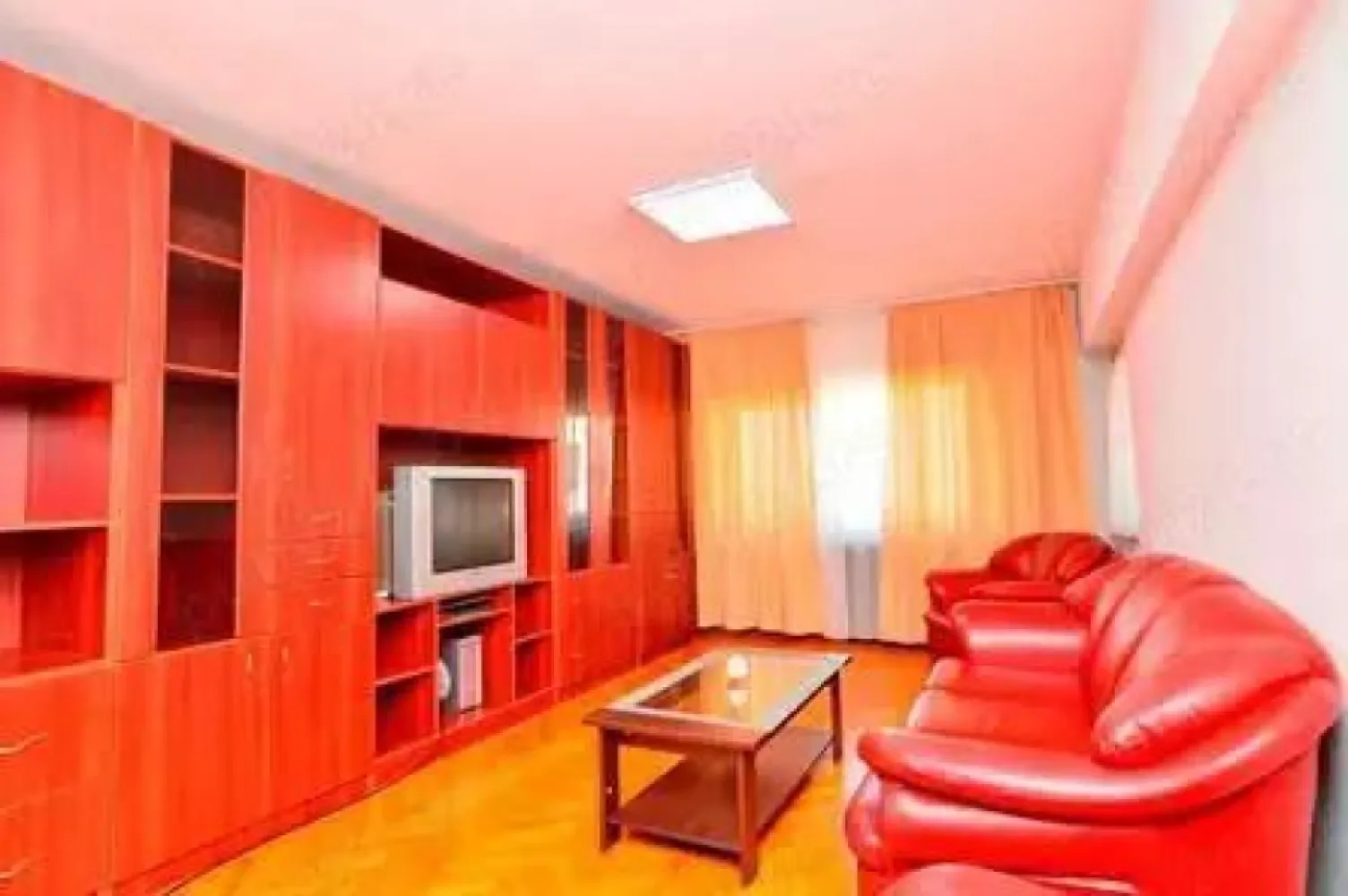 BRASADAS inchiriaza ap 2 cam etaj 4/8 Bd Unirii Zepter. - Agentia Imobiliara BRASADAS inchiriaza APARTAMENT 2 CAMERE BULEVARDUL UNIRII ZEPTER. Zona Unrii este parte integrata a sectoarelor 3,4 si 5. Va invitam sa descoperiti aceasta deosebita zona, care cuprinde cu siguranta toate nevoile. Localizare: Apartamentul de inchiriat este localizat in Zona Unirii, pe Bulevardul Unirii, in imobil cu acces stradal si vedere stradala, in imediata apropiere a Tribunalului Bucuresti. Etaj: Apartamentul este pozitionat la etajul 4 din 8. Compartimentare si componenta: Apartamentul, ca si compartimentare este decomandat si contine: 1 dormitor, 1 living, 1 bucatarie inchisa, 1 grup sanitar, 3 balcoane. Apartamentul se inchiriaza mobilat si utilat. Suprafete: Suprafata Total Construita a apartamentului este de 85 mp, Suprafata Utila este de 60 de mp, iar adaugand si suprafata balcoanelor de care dispune apartamentul se ajunge la o Suprafata Utila Totala de 68 mp. Constructia este finalizata in anul 1997, pe structura monolit, stalpi si grinzi din beton. Compartimentarile interioare sunt facute din BCA, izoland astfel foarte bine termic si fonic locuinta. Numeroasele locuri de joaca pentru copii, institutiile bancare, centrele comerciale, institutiile de invatamant si mijloacele de transport, fac din zona Unirii una dintre cele mai cautate zone din Capitala, ravnita chiar si de cei mai pretentiosi cumparatori si chiriasi. Daca se doreste ca aceast apartament situat in zona Unirii, pe Bulevardul Unirii, sa devina locuinta sau spatiu de birouri, zona acopera toate nevoile. Ca utilitati, zona Unirii dispune de toate tipurile de retele: apa, gaze, canalizare, internet, cablu si de o infrastructura sociala completa. Vecinatati: Magazine, piata, gradinite, scoli, STB, metrou, parcuri, drum urban, hoteluri, baruri, pub-uri, restaurante, Piata Alba Iulia, Hotel Double Tree by Hilton, Tribunalul Bucuresti, Esplanada, Piata Unirii, Metrou Piata Unirii, Piata Alba Iulia, Palatul Parlamentului, Piata Constitutiei, Bulevardul Unirii. Acte: Apartamentul detine carte funciara, numar cadastral, certificat energetic. Incalzire: Imobilul dispune de incalzire centralizata C.M.T.E.B. Strazile amenajate permit o plimbare lunga si linistita, unde puteti gasi si spatii verzi bine amenajate dar si mici parculete in apropierea imobilului. Vederea din apartament este stradala, iar accesul este stradal. Apartamentul, ca si nivel de finisaje dispune de: parchet, gresie, faianta, usi interioare din lemn, geamuri termopan, usa de intrare din metal, instalatii electrice si sanitare noi, aer conditionat. Orientarea cardinal este pe NORD si EST, beneficiind astfel de lumina naturala a soarelui in a doua parte a zilei.