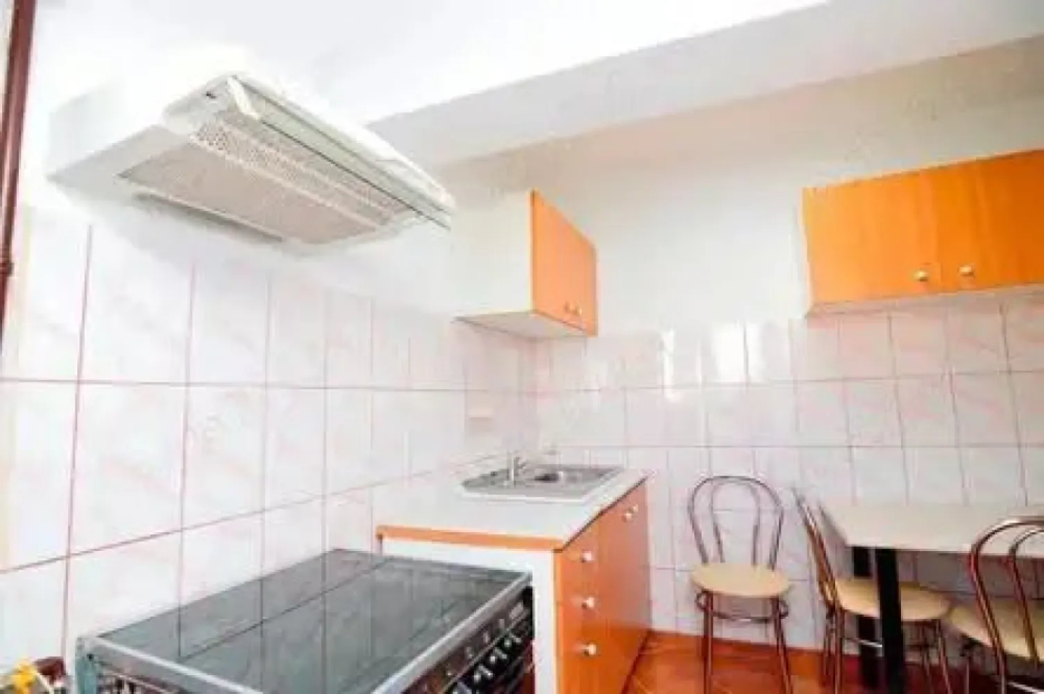 BRASADAS inchiriaza ap 2 cam etaj 4/8 Bd Unirii Zepter. - Agentia Imobiliara BRASADAS inchiriaza APARTAMENT 2 CAMERE BULEVARDUL UNIRII ZEPTER. Zona Unrii este parte integrata a sectoarelor 3,4 si 5. Va invitam sa descoperiti aceasta deosebita zona, care cuprinde cu siguranta toate nevoile. Localizare: Apartamentul de inchiriat este localizat in Zona Unirii, pe Bulevardul Unirii, in imobil cu acces stradal si vedere stradala, in imediata apropiere a Tribunalului Bucuresti. Etaj: Apartamentul este pozitionat la etajul 4 din 8. Compartimentare si componenta: Apartamentul, ca si compartimentare este decomandat si contine: 1 dormitor, 1 living, 1 bucatarie inchisa, 1 grup sanitar, 3 balcoane. Apartamentul se inchiriaza mobilat si utilat. Suprafete: Suprafata Total Construita a apartamentului este de 85 mp, Suprafata Utila este de 60 de mp, iar adaugand si suprafata balcoanelor de care dispune apartamentul se ajunge la o Suprafata Utila Totala de 68 mp. Constructia este finalizata in anul 1997, pe structura monolit, stalpi si grinzi din beton. Compartimentarile interioare sunt facute din BCA, izoland astfel foarte bine termic si fonic locuinta. Numeroasele locuri de joaca pentru copii, institutiile bancare, centrele comerciale, institutiile de invatamant si mijloacele de transport, fac din zona Unirii una dintre cele mai cautate zone din Capitala, ravnita chiar si de cei mai pretentiosi cumparatori si chiriasi. Daca se doreste ca aceast apartament situat in zona Unirii, pe Bulevardul Unirii, sa devina locuinta sau spatiu de birouri, zona acopera toate nevoile. Ca utilitati, zona Unirii dispune de toate tipurile de retele: apa, gaze, canalizare, internet, cablu si de o infrastructura sociala completa. Vecinatati: Magazine, piata, gradinite, scoli, STB, metrou, parcuri, drum urban, hoteluri, baruri, pub-uri, restaurante, Piata Alba Iulia, Hotel Double Tree by Hilton, Tribunalul Bucuresti, Esplanada, Piata Unirii, Metrou Piata Unirii, Piata Alba Iulia, Palatul Parlamentului, Piata Constitutiei, Bulevardul Unirii. Acte: Apartamentul detine carte funciara, numar cadastral, certificat energetic. Incalzire: Imobilul dispune de incalzire centralizata C.M.T.E.B. Strazile amenajate permit o plimbare lunga si linistita, unde puteti gasi si spatii verzi bine amenajate dar si mici parculete in apropierea imobilului. Vederea din apartament este stradala, iar accesul este stradal. Apartamentul, ca si nivel de finisaje dispune de: parchet, gresie, faianta, usi interioare din lemn, geamuri termopan, usa de intrare din metal, instalatii electrice si sanitare noi, aer conditionat. Orientarea cardinal este pe NORD si EST, beneficiind astfel de lumina naturala a soarelui in a doua parte a zilei.