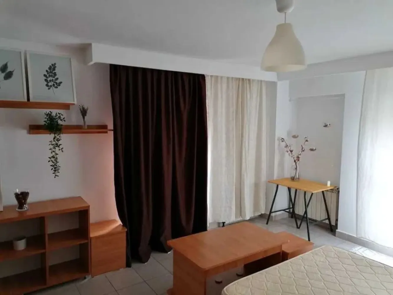 Piata Unirii, Bd. Corneliu Coposu, Piata Sf. Vineri, garsoniera - Direct proprietar inchiriez garsoniera in zona centrala, Bd. Corneliu Coposu - Piata Sf Vineri, la 5 minute de mers pe jos de statia de metrou Piata Unirii. Garsoniera este amplasata la etajul 5/8, intr-un imobil construit in 1988, este decomandata si are o suprafata de 38 mp. Mobilata si utilata, dispune de masina de spalat, aer conditionat, boiler electric, televizor, etc. Se inchiriaza pe termen lung si este disponibila imediat. Pret 430 euro + 1 luna garantie
