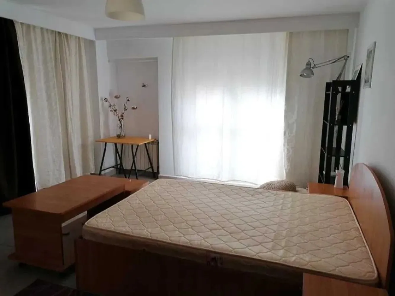 Piata Unirii, Bd. Corneliu Coposu, Piata Sf. Vineri, garsoniera - Direct proprietar inchiriez garsoniera in zona centrala, Bd. Corneliu Coposu - Piata Sf Vineri, la 5 minute de mers pe jos de statia de metrou Piata Unirii. Garsoniera este amplasata la etajul 5/8, intr-un imobil construit in 1988, este decomandata si are o suprafata de 38 mp. Mobilata si utilata, dispune de masina de spalat, aer conditionat, boiler electric, televizor, etc. Se inchiriaza pe termen lung si este disponibila imediat. Pret 430 euro + 1 luna garantie
