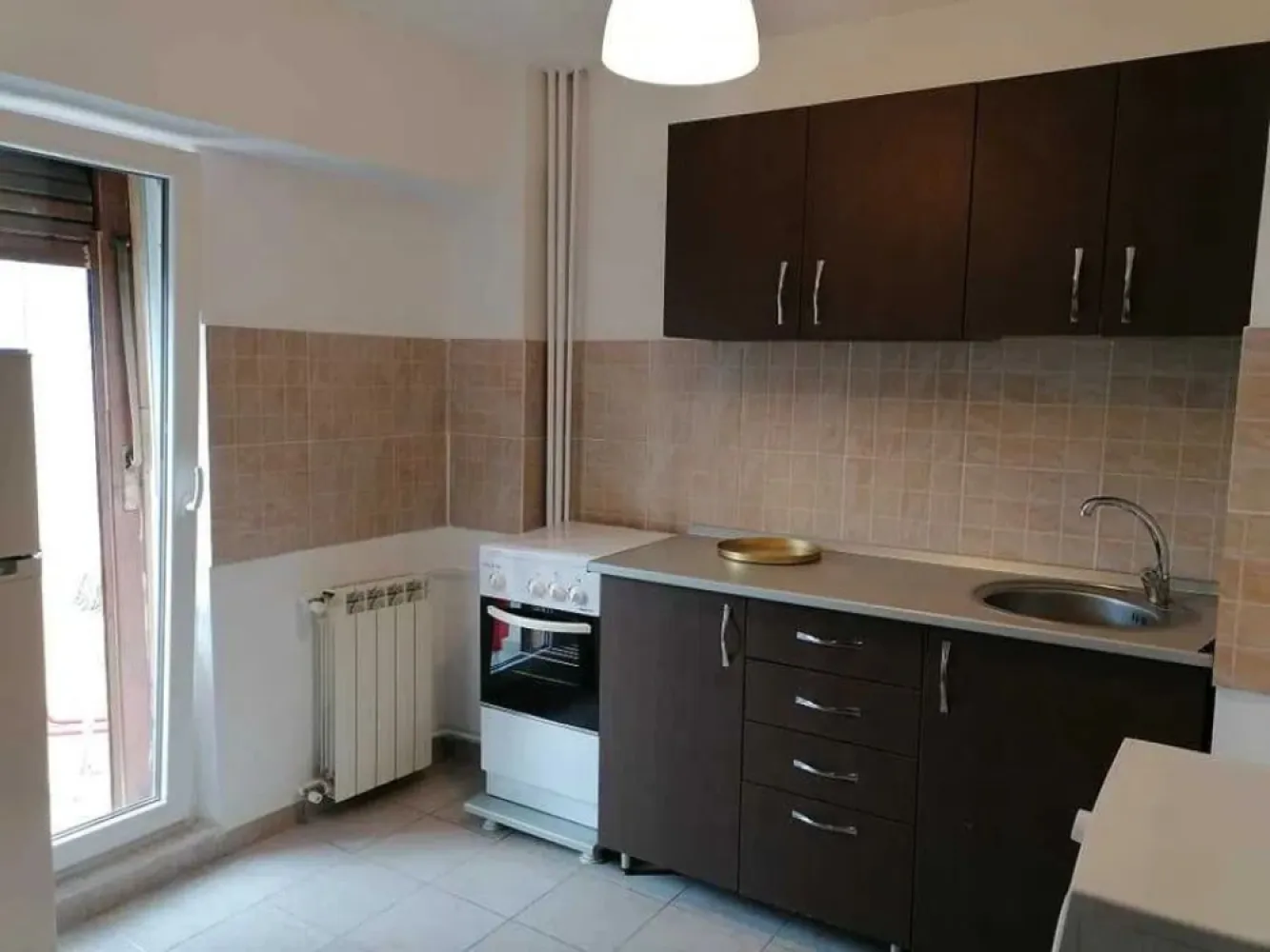 Piata Unirii, Bd. Corneliu Coposu, Piata Sf. Vineri, garsoniera - Direct proprietar inchiriez garsoniera in zona centrala, Bd. Corneliu Coposu - Piata Sf Vineri, la 5 minute de mers pe jos de statia de metrou Piata Unirii. Garsoniera este amplasata la etajul 5/8, intr-un imobil construit in 1988, este decomandata si are o suprafata de 38 mp. Mobilata si utilata, dispune de masina de spalat, aer conditionat, boiler electric, televizor, etc. Se inchiriaza pe termen lung si este disponibila imediat. Pret 430 euro + 1 luna garantie