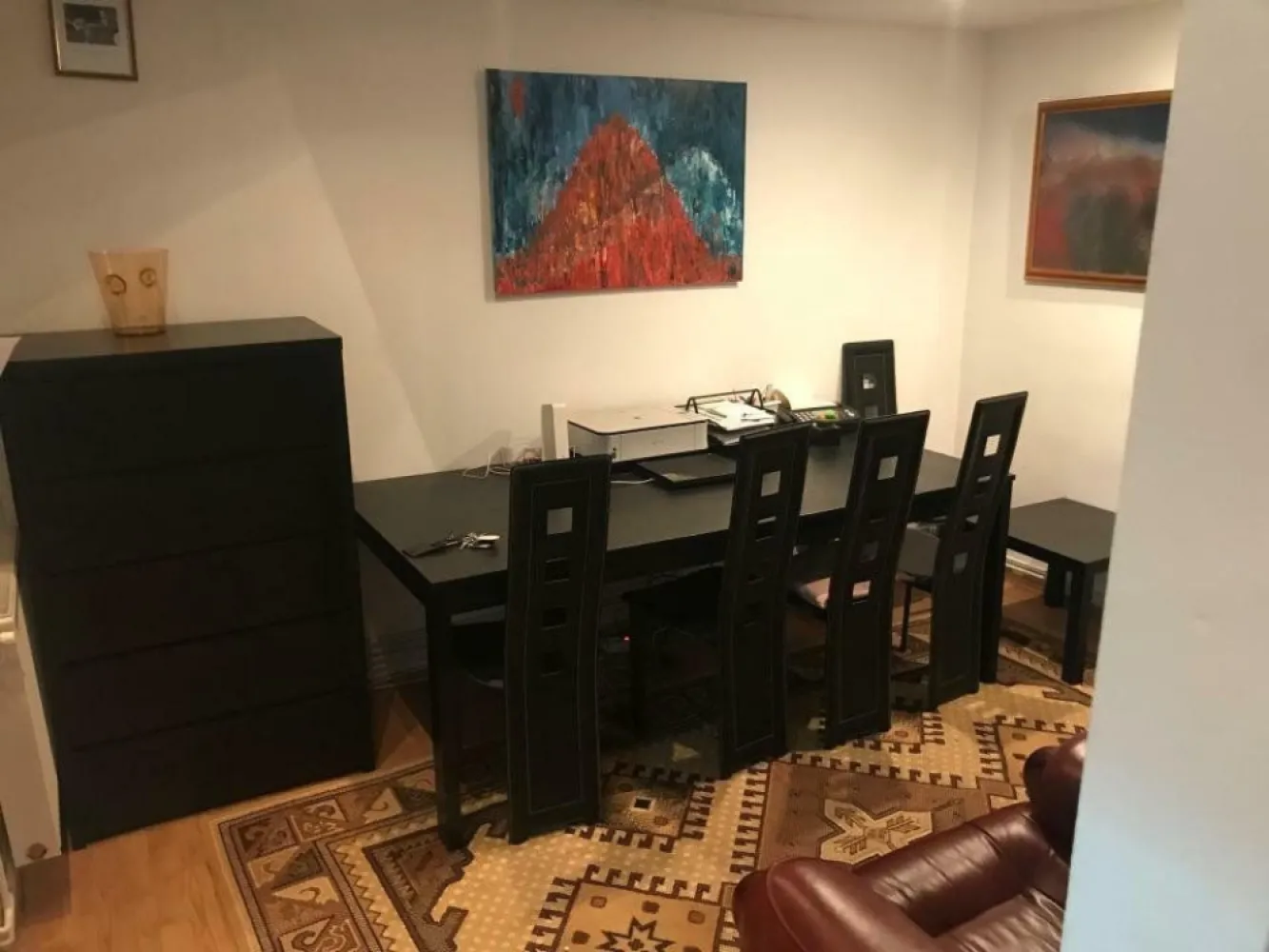 BRASADAS vinde Ap 2 cam 37mp, Parter, Ultracentral - Cluj - Apartament la parter, in cladire istorica, inalta cu etaj, vis-a-vis de cladirea centrala UBB si Facultatea se Studii Europene. Situat in curte interioara. Suprafata parter 20mp, si totala aprox. 37mp. Apartamentul este compus din living, chichineta, baie la parter iar sus (a fost impartit fiind cu inaltime ridicata) un hol mic si dormitor. Detine si o pivnita/boxa pentru depozitare. Se poate vinde complet mobilat. A fost utilizat anterior atat ca si birou cat si ca locuinta.