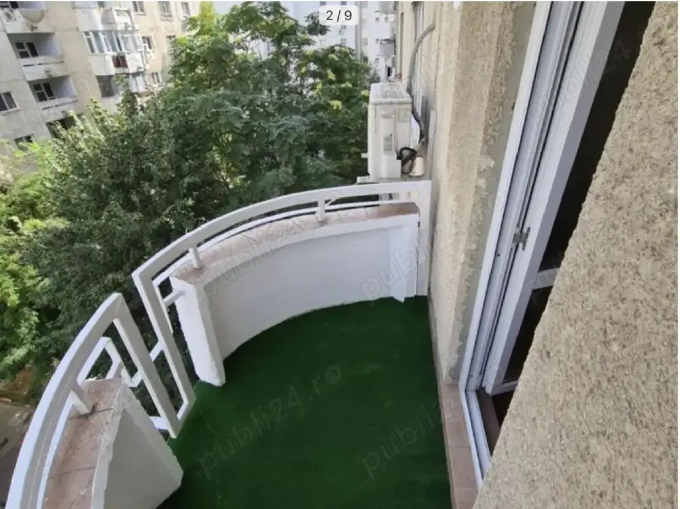 Unirii, Zepter, Goga, proprietar, intrare stradala din GOGA, bloc mixt, 5 8, impecabila - proprietar inchiriez gars. 45 mp, decomandata, 5 8, bloc mixt, intrare din bd. Goga, impecabila, liniste multa, totul nou, inclusiv instalatia sanitara, balcon, 1+1, eventual contract, pat 160 x 200. Garsoniera a fost renovata complet, dispune de toate dotarile, inclusiv, cuptor cu rotisor, aspirator, fier calcat, masa calcat, prajitor, plasma pentru incalzire, balcon la bucatarie cu usa de termopan etc. Are intrarea stradala din bulevardul Octavian GOGA, este pe spate si beneficiaza de multa liniste. Este intr-un bloc pe suport de caramida construit in anul 1995. Dispune de paznic si sistem de alarma. Patul nou 160 x 200 cu saltea Mobexpert.