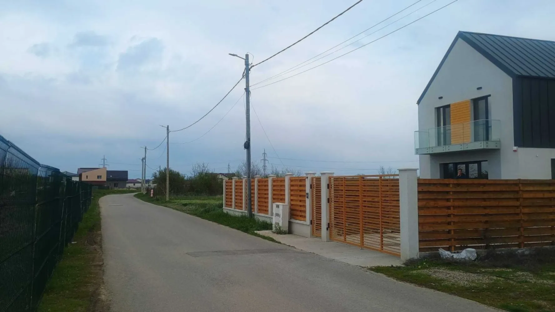 Teren de vanzare in nordul capitalei, langă padure - Vand teren intravilan (3 loturi alaturate, 550 mp un lot, cu drum de servitute). Sunt situate in Balotesti, intr-o zona verde, cu padure si lacuri in apropiere, dar si aproape de toate cele necesare – magazine, scoli, gradinite, spital, etc. Un loc foarte bun pentru o casa de familie. Loturile sunt dreptunghiulare, fiecare cu: Deschidere: 14,7 m Adancime: 27,6 m Drum de servitute lat de 7 m Tot terenul e ingradit Zona aerisita, vecini ok, multe case si ansambluri rezidentiale in jur Utilitati: Gaz la ambele capete ale drumului Curent si canalizare la intrarea din strada Lacul Vlasia In apropiere (cu mașina): Therme și DN1 Value Center – 10 min Edenland și spitalul SRI – 5 min Aeroport Otopeni + viitoarea stație de metrou – 15 min Grădinițe, școli, magazine (Lidl, Carrefour, Hornbach, McDonald's, etc.) – 10 min Vanzare direct de la proprietar. Actele sunt pregatite, vanzarea poate fi facuta rapid si fara probleme. Pret: 36 euro/mp Daca vrei locatia exacta, iti dau link de Google Maps sau Waze, il deschizi pe telefon si te duce direct acolo: maps.app.goo.gl/AgovpU4HTJkidkHs7