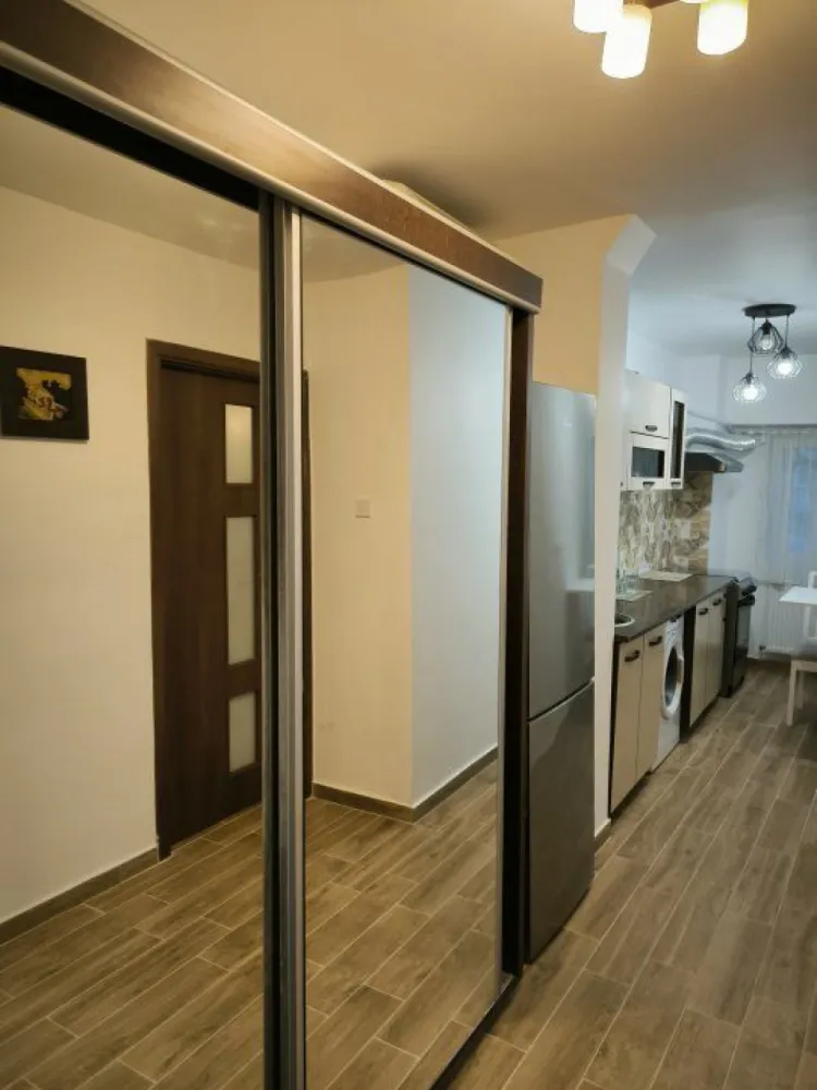 BRASADAS închiriază garsoniera tip Studio Mall Vitan. - Agenția imobiliara BRASADAS închiriază studio, etaj 2 din 8. Blocul a fost anvelopat impreuna cu lifturile in 2023. Locuinta este decomandata si se desfasoara pe o suprafata de 41 mp utili astfel: -Hol intrare -Baie -Bucatarie -Camera -Balcon inchis S-a renovat in totalitate (2024) - a doua inchiriere. Facilitati: aer conditionat pozitionat pe hol, masina de spalat achizitionata in iulie 2024, frigider achizitionat in iulie 2024, aragaz, obiecte sanitare de calitate, TV achizitionat in iulie 2024.