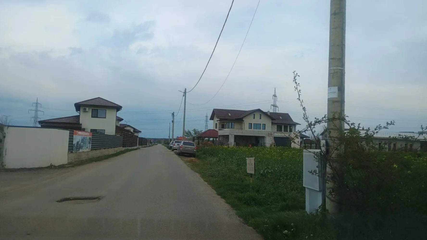 Teren de vanzare in nordul capitalei, langă padure - Vand teren intravilan (3 loturi alaturate, 550 mp un lot, cu drum de servitute). Sunt situate in Balotesti, intr-o zona verde, cu padure si lacuri in apropiere, dar si aproape de toate cele necesare – magazine, scoli, gradinite, spital, etc. Un loc foarte bun pentru o casa de familie. Loturile sunt dreptunghiulare, fiecare cu: Deschidere: 14,7 m Adancime: 27,6 m Drum de servitute lat de 7 m Tot terenul e ingradit Zona aerisita, vecini ok, multe case si ansambluri rezidentiale in jur Utilitati: Gaz la ambele capete ale drumului Curent si canalizare la intrarea din strada Lacul Vlasia In apropiere (cu mașina): Therme și DN1 Value Center – 10 min Edenland și spitalul SRI – 5 min Aeroport Otopeni + viitoarea stație de metrou – 15 min Grădinițe, școli, magazine (Lidl, Carrefour, Hornbach, McDonald's, etc.) – 10 min Vanzare direct de la proprietar. Actele sunt pregatite, vanzarea poate fi facuta rapid si fara probleme. Pret: 36 euro/mp Daca vrei locatia exacta, iti dau link de Google Maps sau Waze, il deschizi pe telefon si te duce direct acolo: maps.app.goo.gl/AgovpU4HTJkidkHs7