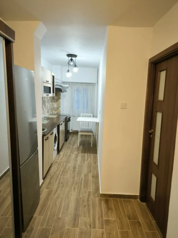 BRASADAS închiriază garsoniera tip Studio Mall Vitan. - Agenția imobiliara BRASADAS închiriază studio, etaj 2 din 8. Blocul a fost anvelopat impreuna cu lifturile in 2023. Locuinta este decomandata si se desfasoara pe o suprafata de 41 mp utili astfel: -Hol intrare -Baie -Bucatarie -Camera -Balcon inchis S-a renovat in totalitate (2024) - a doua inchiriere. Facilitati: aer conditionat pozitionat pe hol, masina de spalat achizitionata in iulie 2024, frigider achizitionat in iulie 2024, aragaz, obiecte sanitare de calitate, TV achizitionat in iulie 2024.