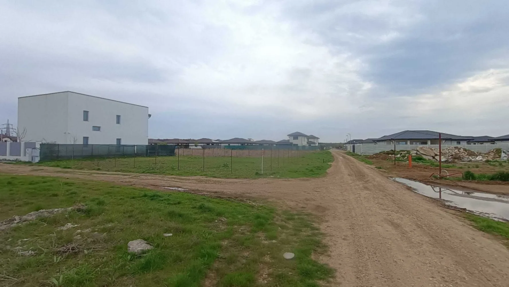 Teren de vanzare in nordul capitalei, langă padure - Vand teren intravilan (3 loturi alaturate, 550 mp un lot, cu drum de servitute). Sunt situate in Balotesti, intr-o zona verde, cu padure si lacuri in apropiere, dar si aproape de toate cele necesare – magazine, scoli, gradinite, spital, etc. Un loc foarte bun pentru o casa de familie. Loturile sunt dreptunghiulare, fiecare cu: Deschidere: 14,7 m Adancime: 27,6 m Drum de servitute lat de 7 m Tot terenul e ingradit Zona aerisita, vecini ok, multe case si ansambluri rezidentiale in jur Utilitati: Gaz la ambele capete ale drumului Curent si canalizare la intrarea din strada Lacul Vlasia In apropiere (cu mașina): Therme și DN1 Value Center – 10 min Edenland și spitalul SRI – 5 min Aeroport Otopeni + viitoarea stație de metrou – 15 min Grădinițe, școli, magazine (Lidl, Carrefour, Hornbach, McDonald's, etc.) – 10 min Vanzare direct de la proprietar. Actele sunt pregatite, vanzarea poate fi facuta rapid si fara probleme. Pret: 36 euro/mp Daca vrei locatia exacta, iti dau link de Google Maps sau Waze, il deschizi pe telefon si te duce direct acolo: maps.app.goo.gl/AgovpU4HTJkidkHs7
