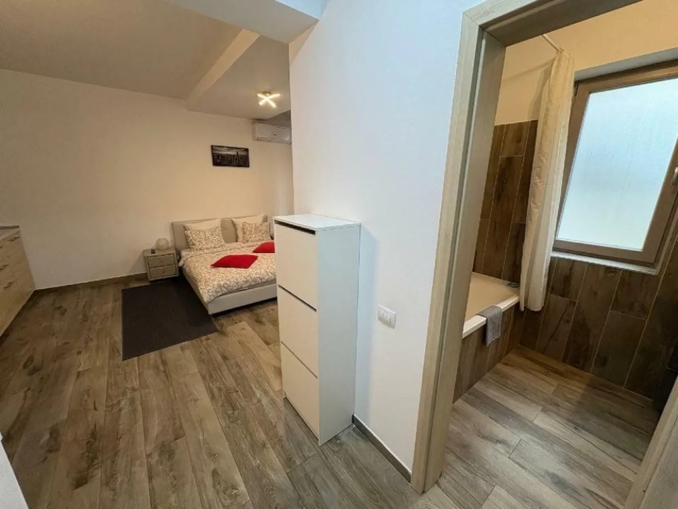 BRASADAS închiriază garsoniera in zona Unirii 2018 balcon. - Agenția imobiliara BRASADAS închiriază garsoniera intr-un imobil nou in apropierea pietei Unirii. Pretul inchirierii este de 399 Euro + 150 Euro utilitati (apa, curent, gaze, internet)si cheltuieli de administrare. Apartamentul este luminos, mobilat complet, cu o bucatarie deschisa si un balcon larg. Imobilul are si o terasa comuna, foarte frumoasa, cu o priveliste uimitoare asupra Bucurestiului. Apartamentul este pregatit pentru inchiriere imediata. Va asteptam cu drag la vizionare!