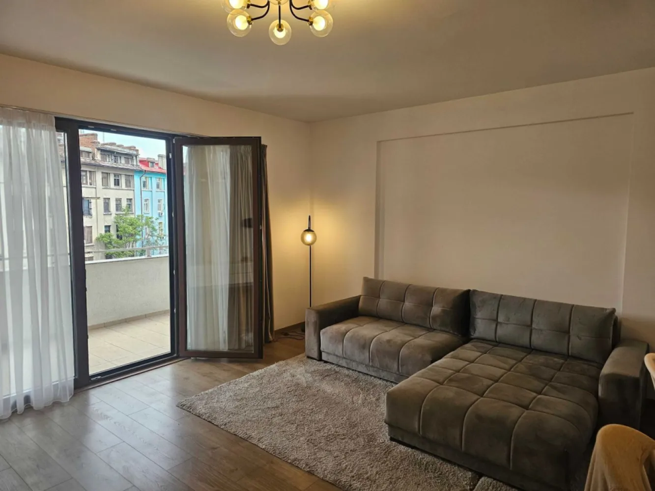 Garsoniera de inchiriat SOHO UNIRII - Ofer spre închiriere o garsoniera noua, moderna, tip open space, cu o suprafața utila de 47 mp și balcon de 10 mp, situata in Complexul Rezidențial Soho Unirii. Locatia beneficiaza de acces facil la trei stații de metrou: Unirii, Tineretului, Timpuri Noi și la STB. Garsoniera este amplasata la etajul 3 intr-un bloc cu 5 nivele care face parte dintr-un complex modern, ultracentral, bine întreținut. Dotare: masina spalat rufe, plita inductie, cuptor, hota, AC. Costuri mici cu utilitatile - imobilul este incadrat in clasa A de eficienta energetica; incalzire prin pardoseala. Preț: 600 euro/lună, contract de închiriere. Perioada minima de inchiriere: minim 1 an.