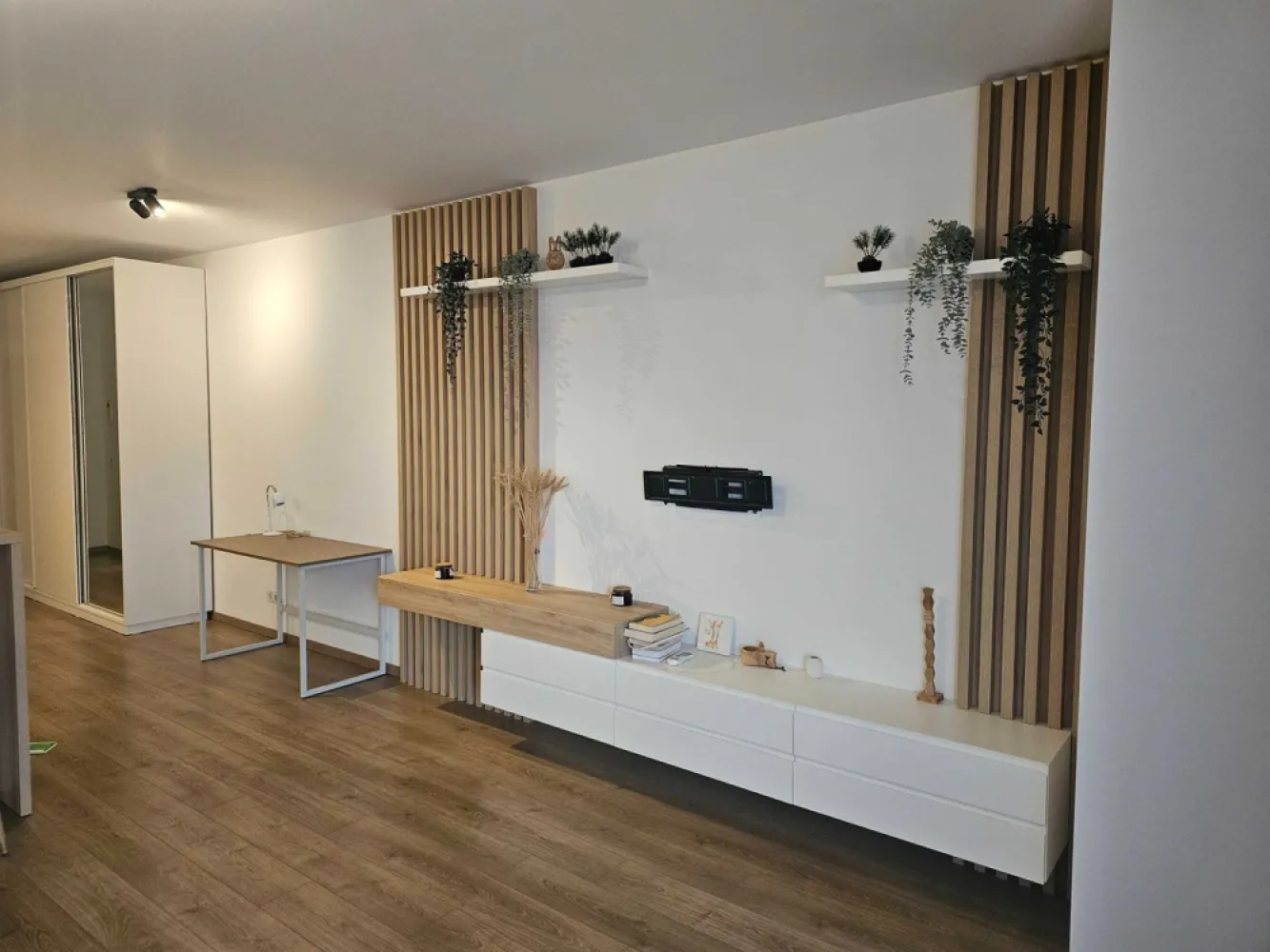 Garsoniera de inchiriat SOHO UNIRII - Ofer spre închiriere o garsoniera noua, moderna, tip open space, cu o suprafața utila de 47 mp și balcon de 10 mp, situata in Complexul Rezidențial Soho Unirii. Locatia beneficiaza de acces facil la trei stații de metrou: Unirii, Tineretului, Timpuri Noi și la STB. Garsoniera este amplasata la etajul 3 intr-un bloc cu 5 nivele care face parte dintr-un complex modern, ultracentral, bine întreținut. Dotare: masina spalat rufe, plita inductie, cuptor, hota, AC. Costuri mici cu utilitatile - imobilul este incadrat in clasa A de eficienta energetica; incalzire prin pardoseala. Preț: 600 euro/lună, contract de închiriere. Perioada minima de inchiriere: minim 1 an.